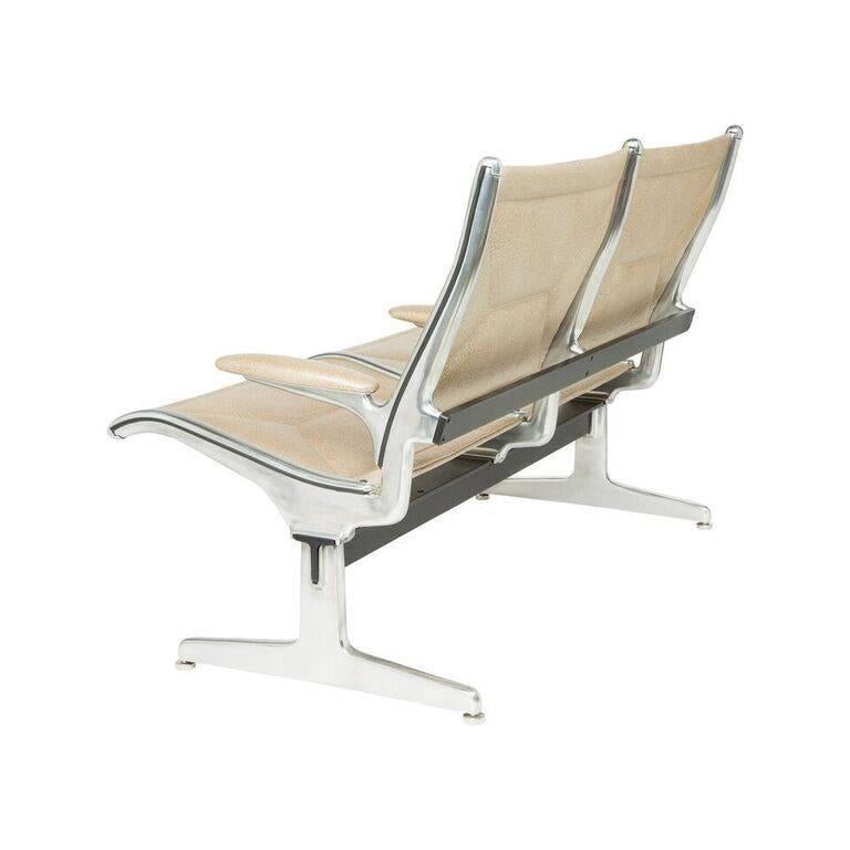 Eames für Herman Miller: Tandem-Flughafenstuhl mit zwei Sitzen (Moderne der Mitte des Jahrhunderts) im Angebot
