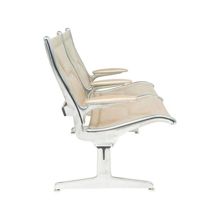 Ray & Charles Eames wurden 1962 damit beauftragt, die perfekten Sitzmöbel für die ersten internationalen Flughäfen zu entwerfen. Dieser für Komfort und Bequemlichkeit geschaffene Stuhl ist eine Ikone und wurde noch nie zuvor mit einem derartigen
