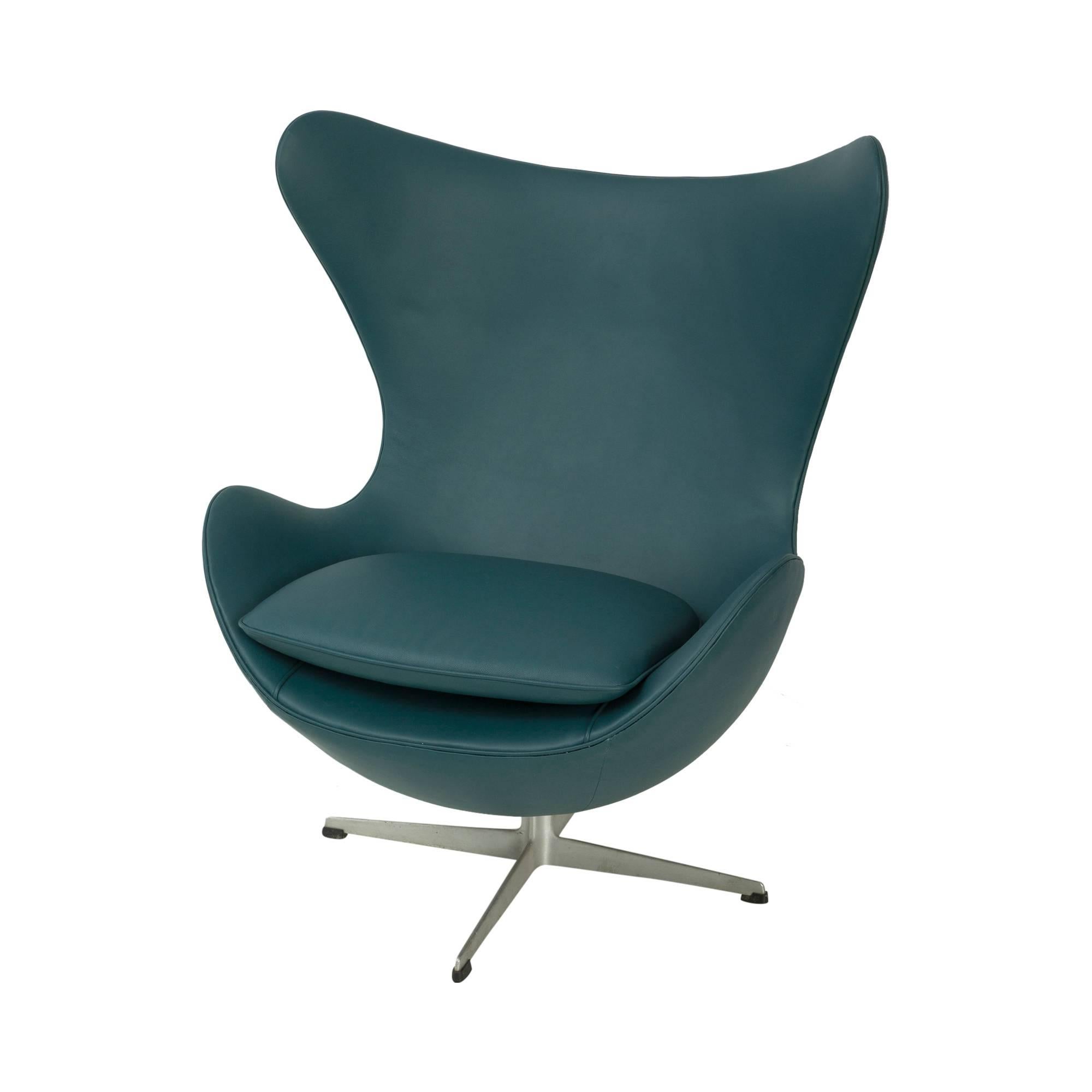 Early production Egg Chair designed by Arne Jacobsen for Fritz Hansen. Newly and expertly reupholstered in high quality, full-grain Italian Spinneybeck teal leather. An unparalleled crossroads of design, quality, and luxury. 

Though the early