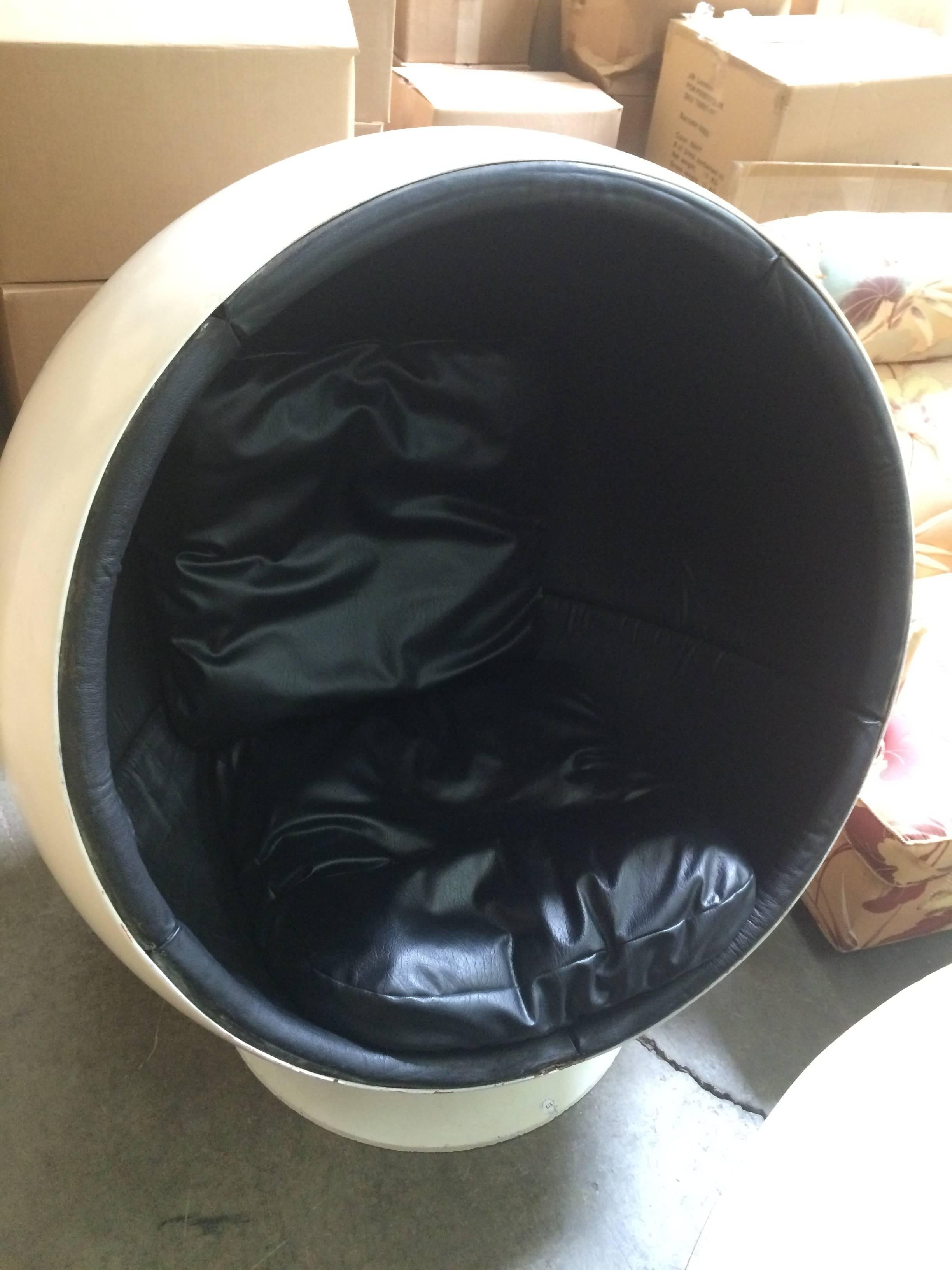 Authentic 1960s vintage ball chair by the iconic Mid-Century designer, Eero Aarnio. A 