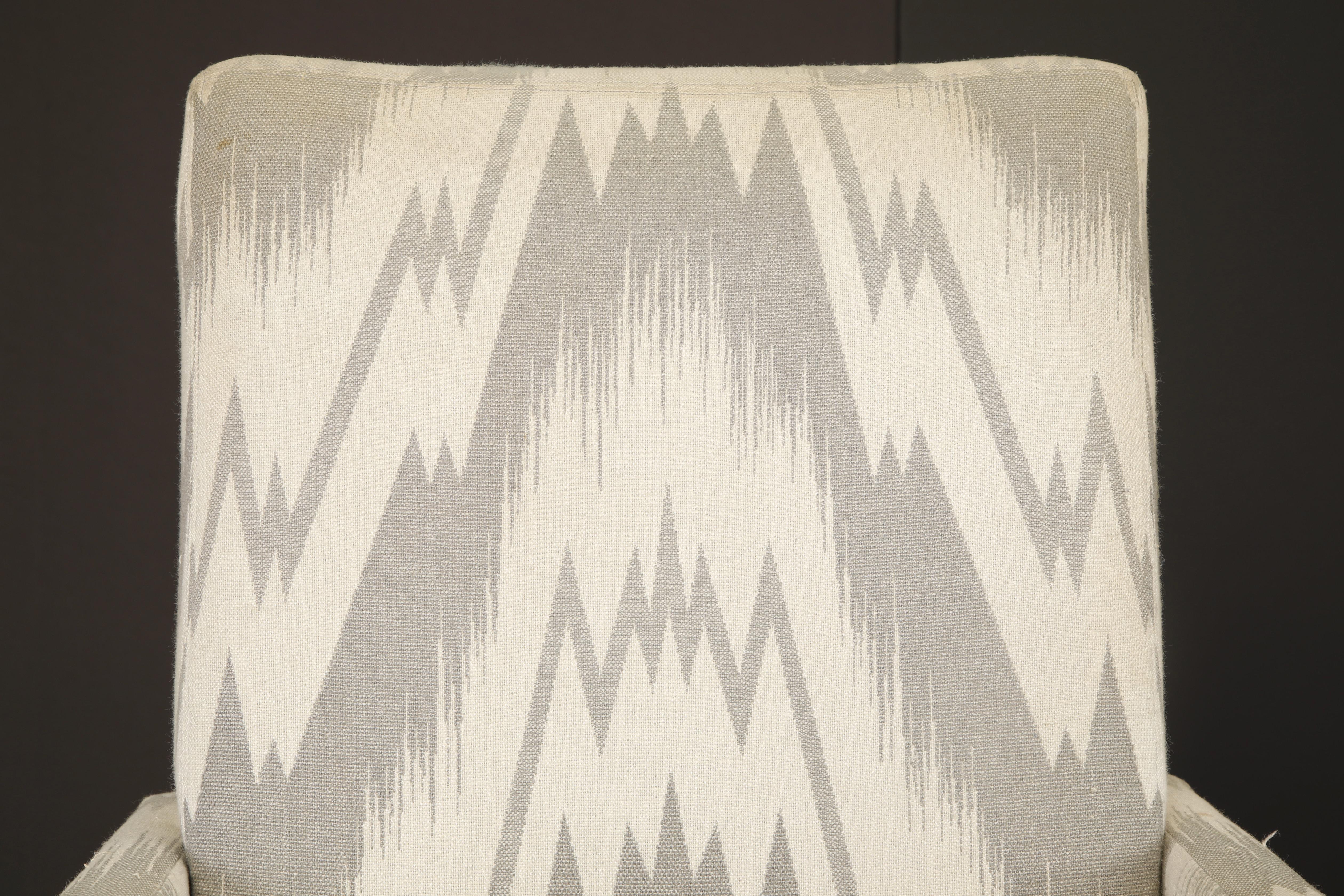 Pair of Vladimir Kagan 'Clos' Lucite Armchairs, circa 1970s, Signed For Sale 2