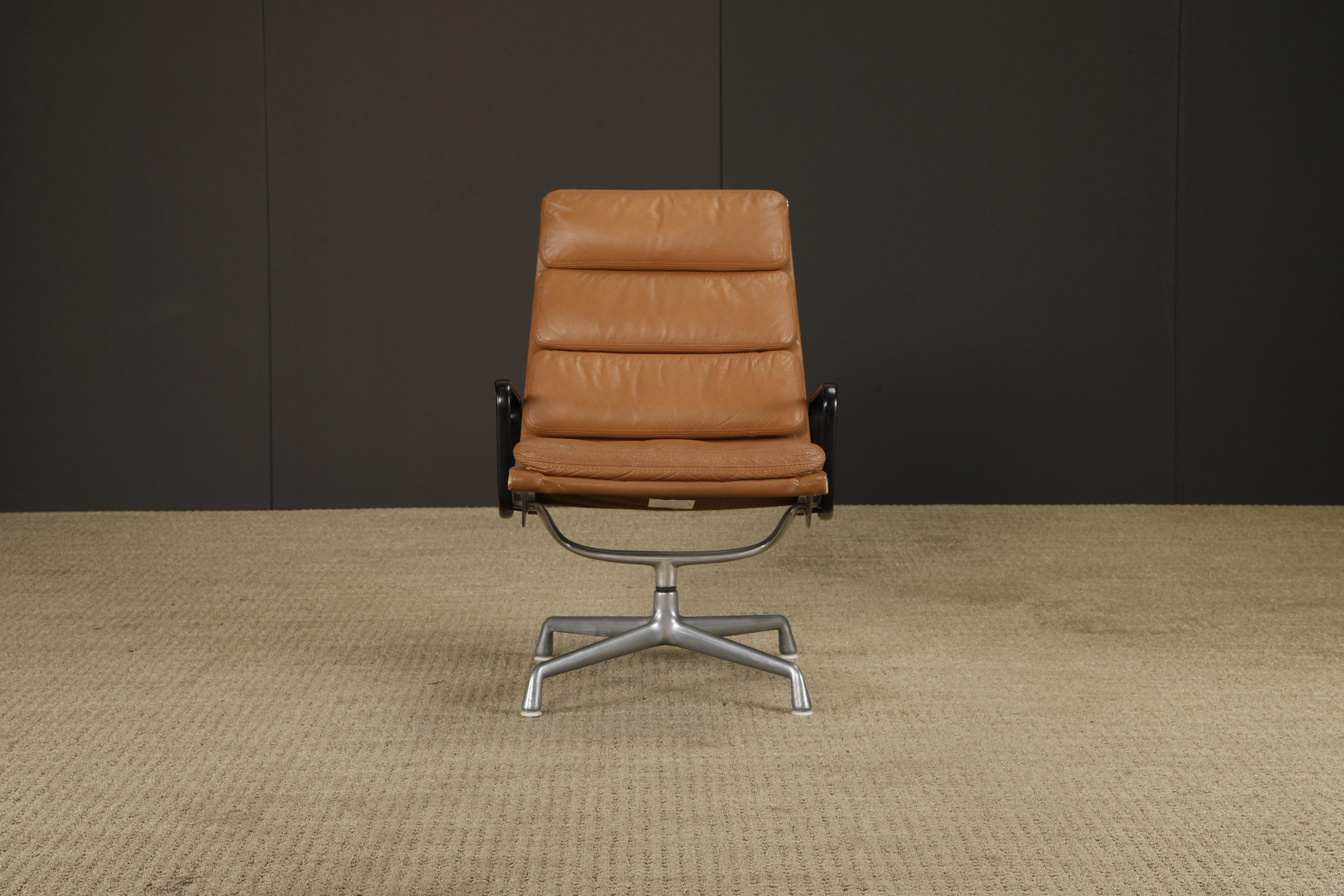 Dieser Klassiker der modernen Bequemlichkeit, das Modell EA-416 (frühes Produktionsjahr) von Charles und Ray Eames für Herman Miller, ist Teil der legendären Soft Pad Serie, die 1969 eingeführt wurde. Dieses Exemplar stammt aus den 1970er Jahren und