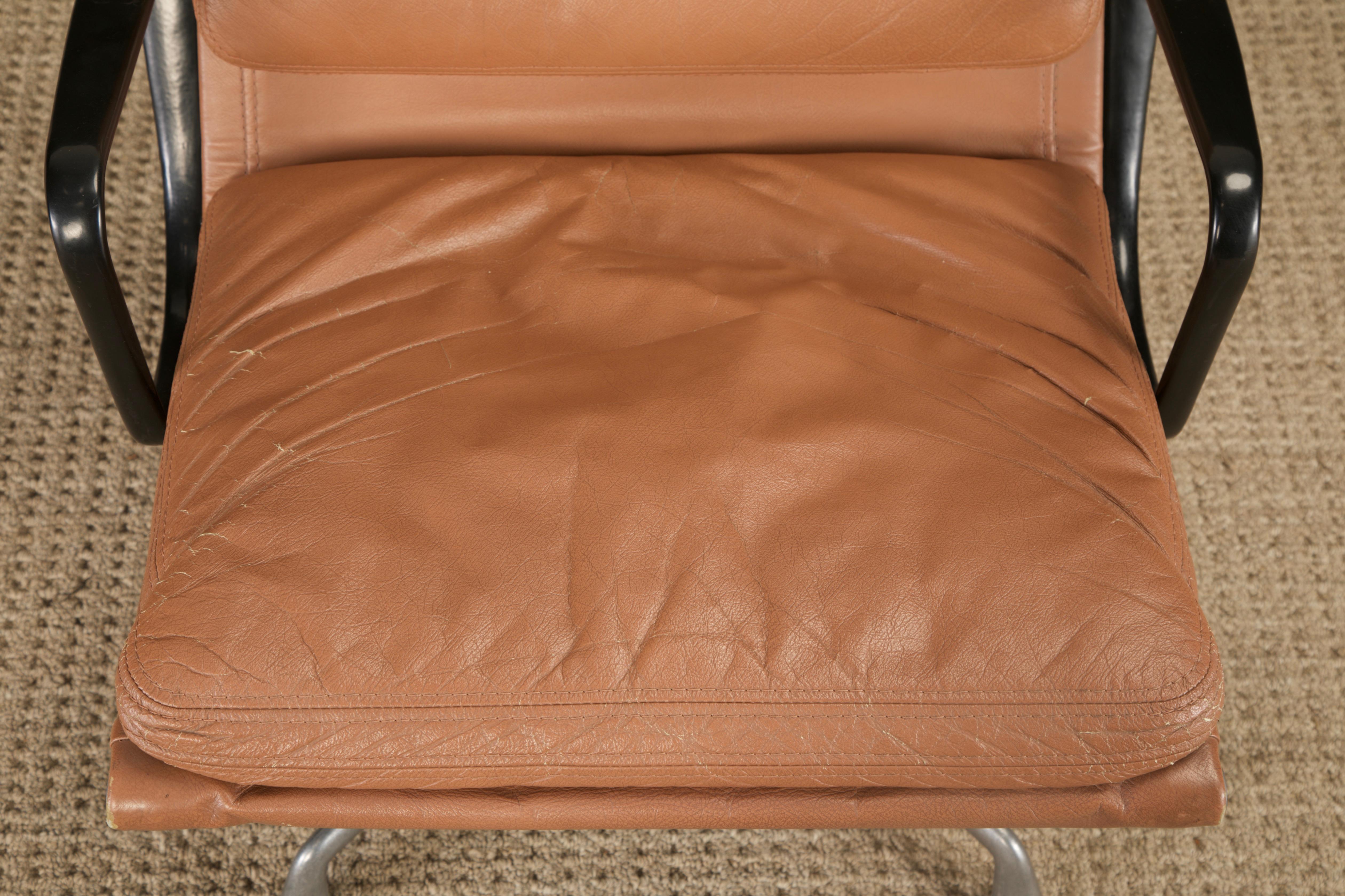 1970er Modell 'EA-416' Soft Pad Chair von Charles Eames für Herman Miller, signiert im Zustand „Gut“ im Angebot in Los Angeles, CA