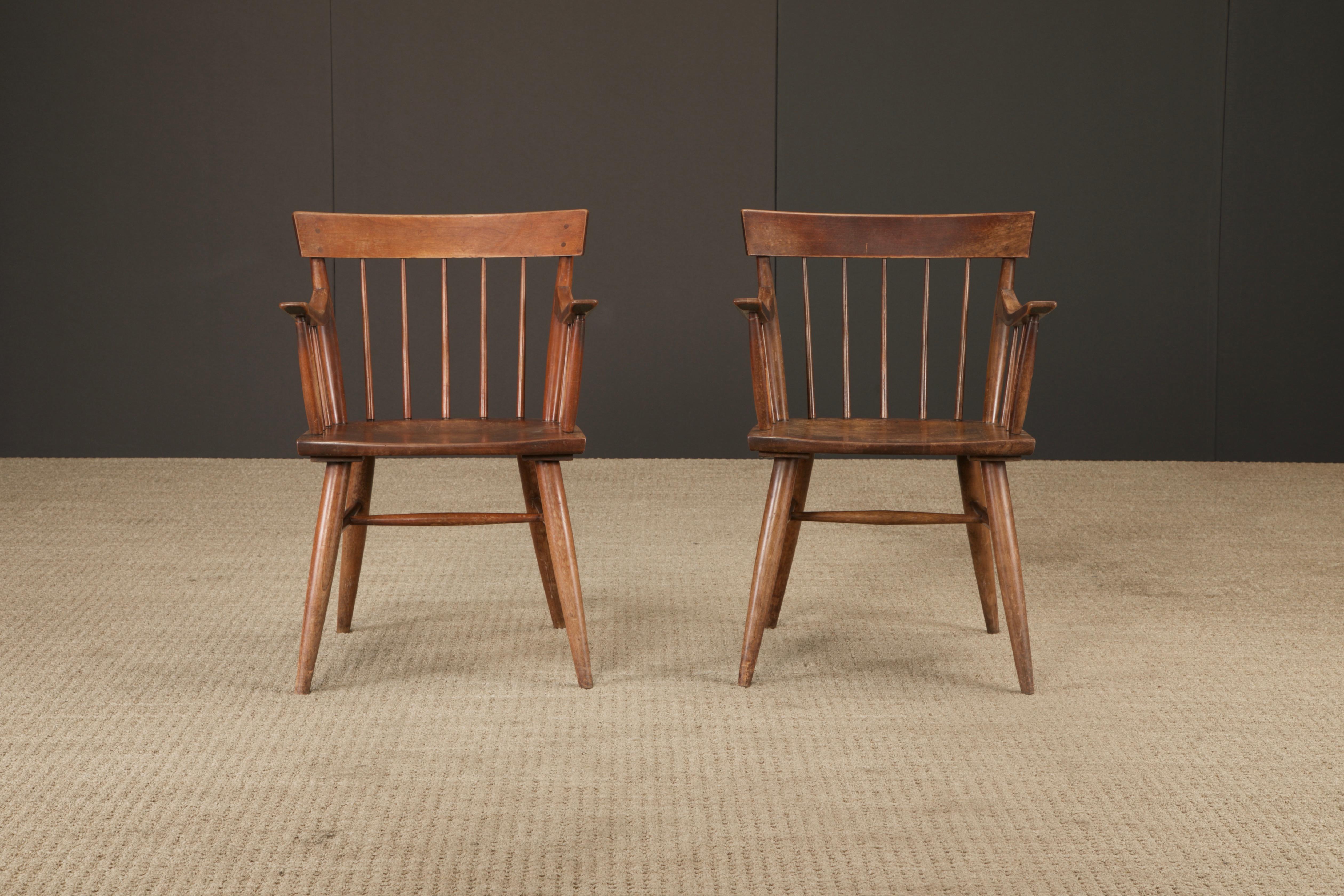 Fabriquée au milieu du XXe siècle par la très estimée Willett Furniture Company de Louisville, dans le Kentucky, cette paire de fauteuils à dossier fuselé illustre l'attachement de la marque à l'artisanat et au design américain intemporel. Fabriquée