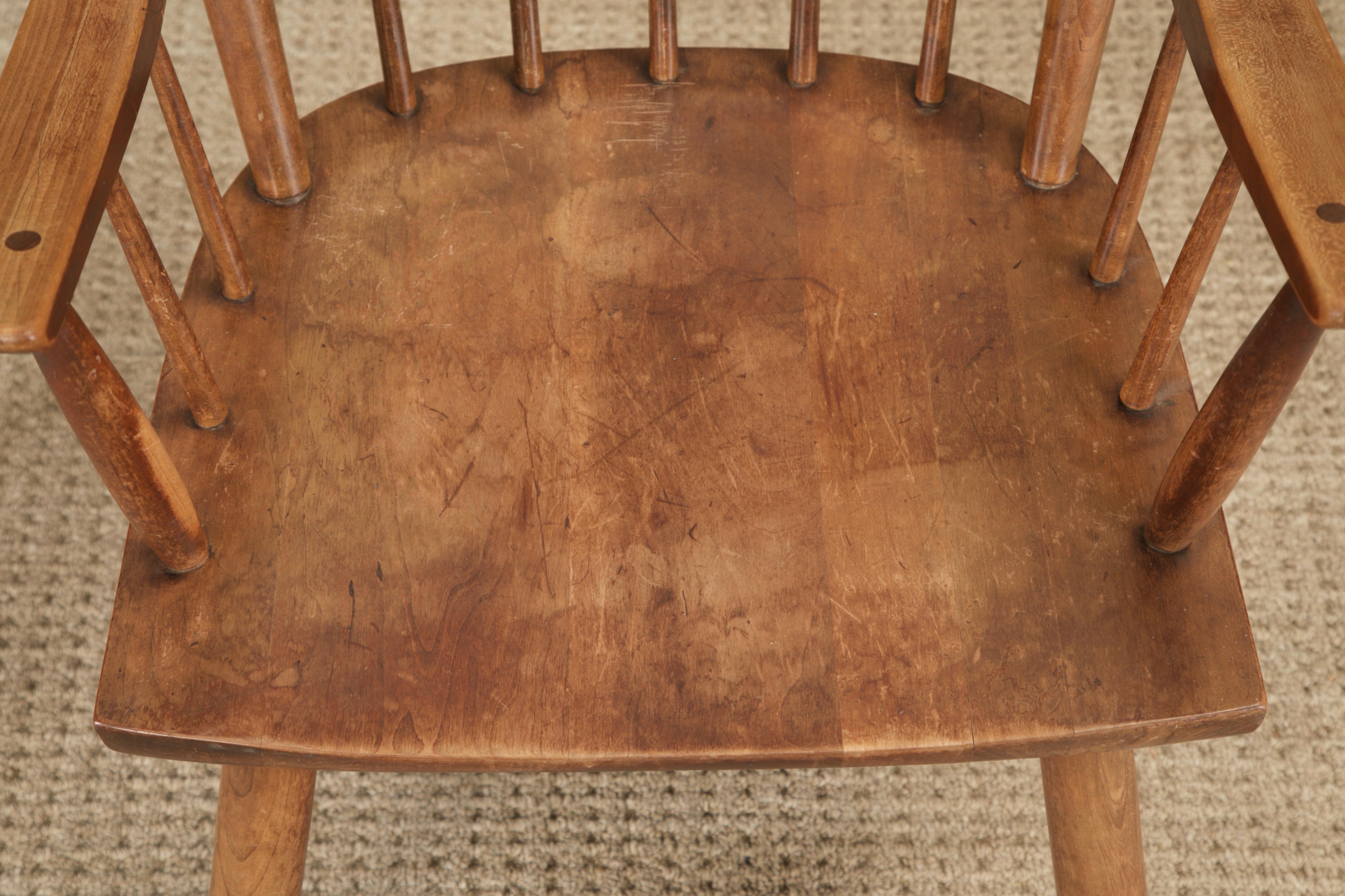 Fauteuils à dossier en cerisier massif du milieu du siècle de Willett Furniture Company Bon état - En vente à Los Angeles, CA