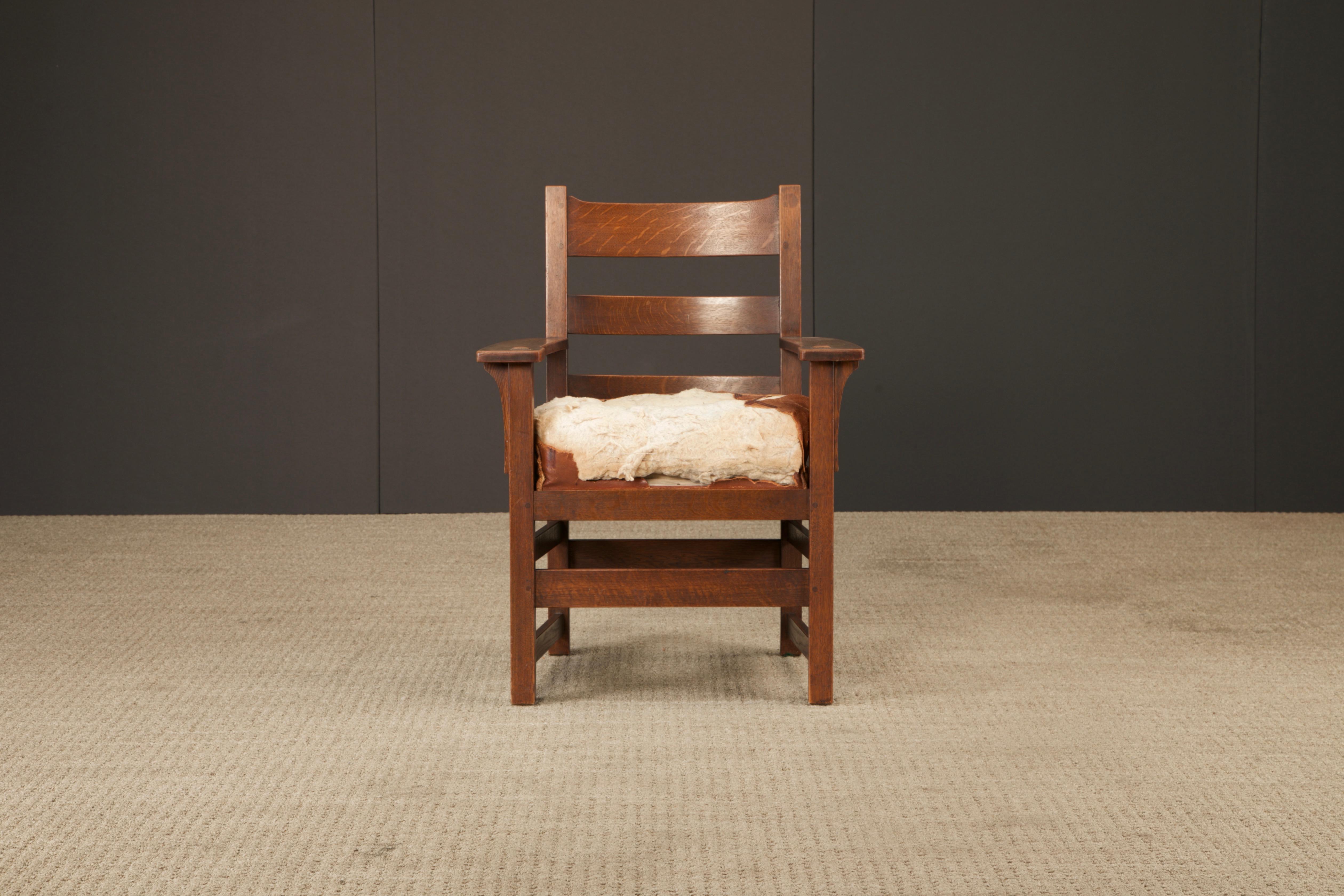 Este sillón Mission de roble, obra de L. & J.G., es un bello y auténtico ejemplo del diseño de las primeras artes y oficios estadounidenses. Stickley data de principios del siglo XX, hacia 1910. La silla tiene una atrevida forma rectilínea con
