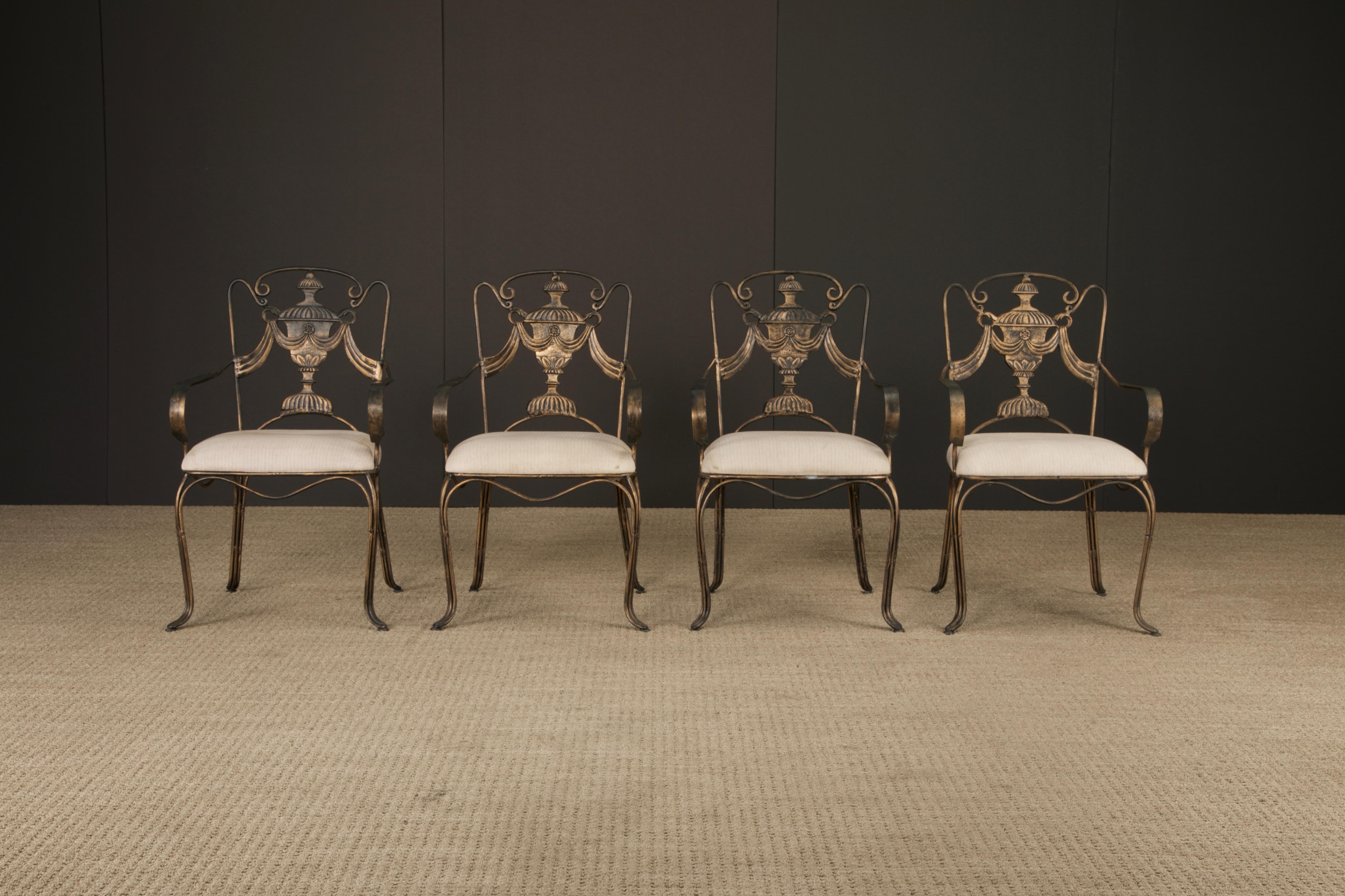 Un ensemble remarquable de quatre fauteuils en fer forgé, datant de la France des années 1940, d'une facture exquise dans le style néoclassique. Ces chaises sculpturales sont dotées d'accoudoirs délicatement incurvés, d'élégants pieds cabriole et de