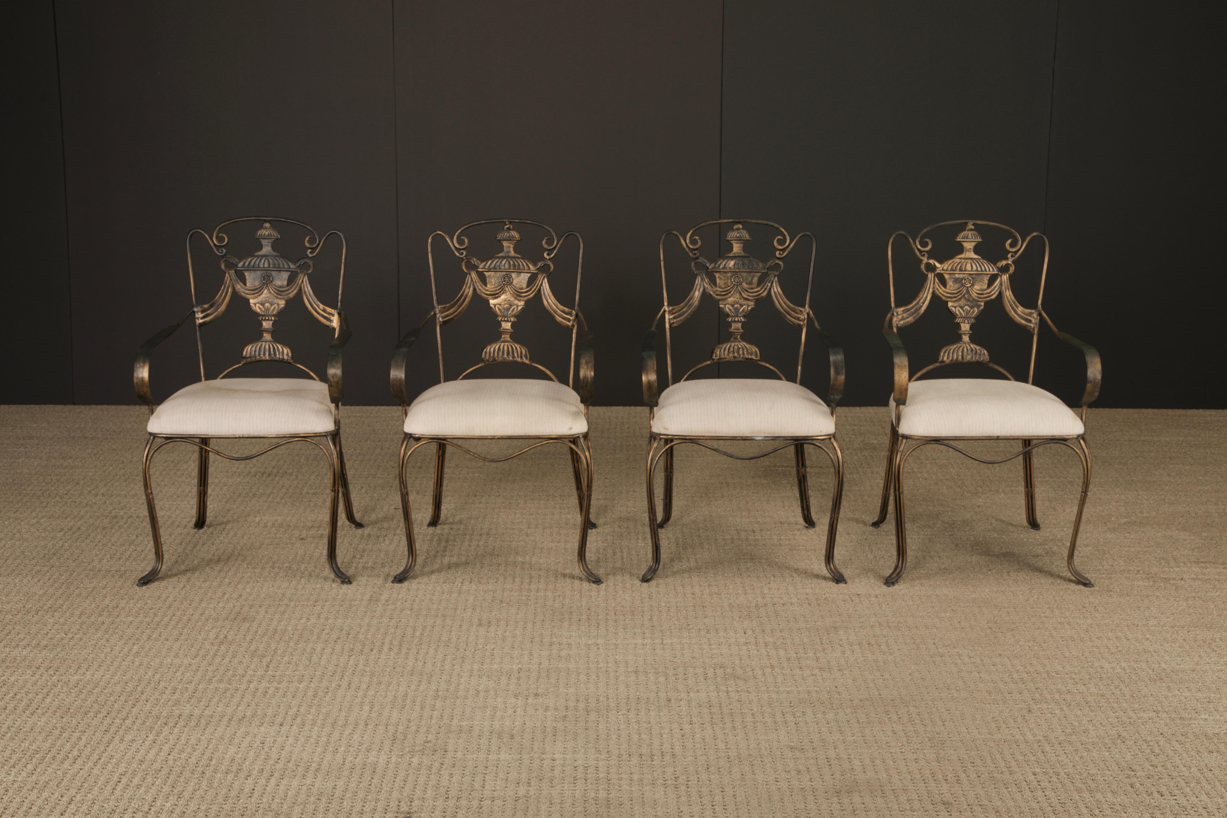 Néo-classique Ensemble de quatre fauteuils en fer de style néoclassique avec dossier en forme d'urne, France, années 1940 en vente