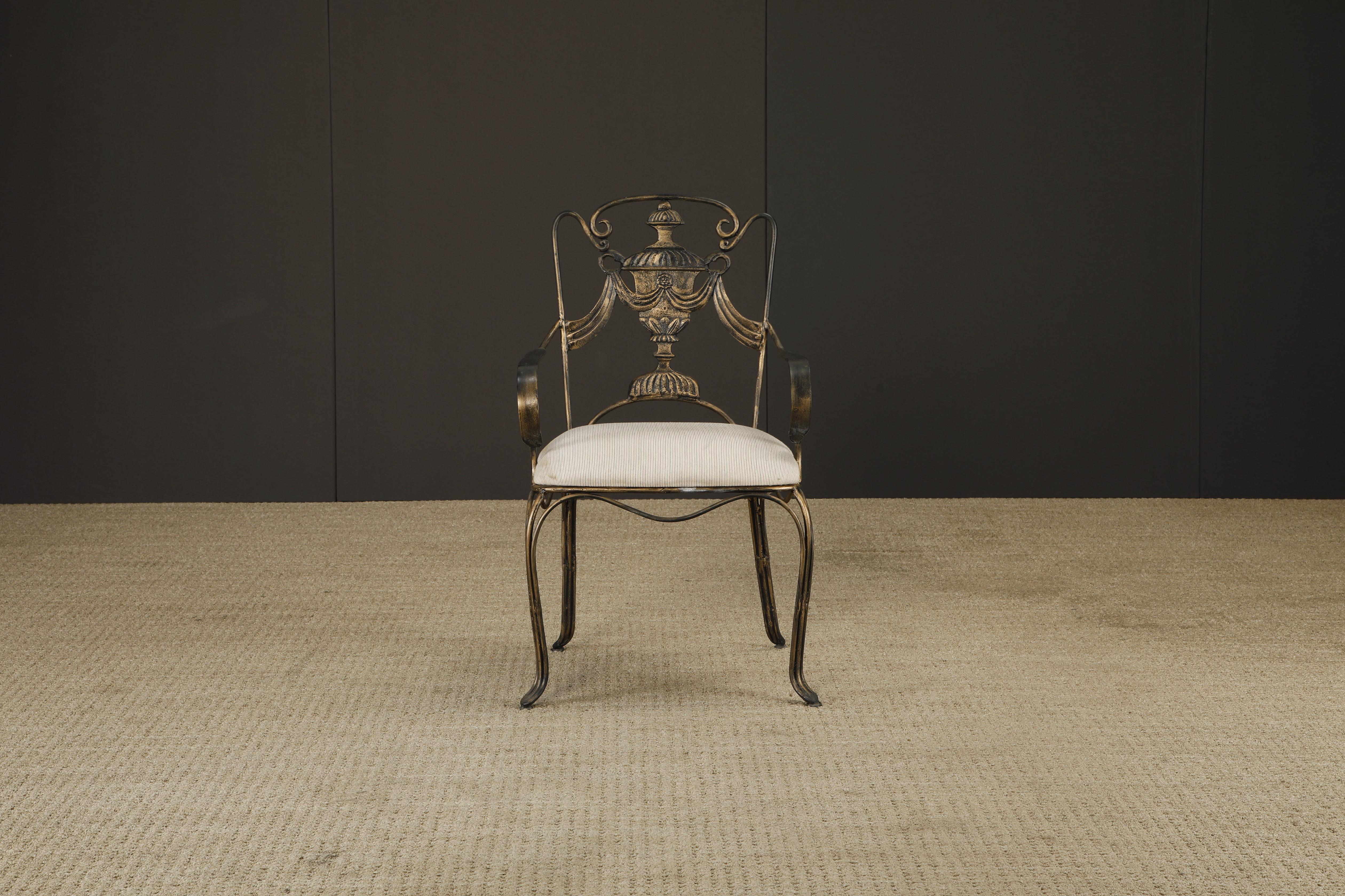 Tissu Ensemble de quatre fauteuils en fer de style néoclassique avec dossier en forme d'urne, France, années 1940 en vente