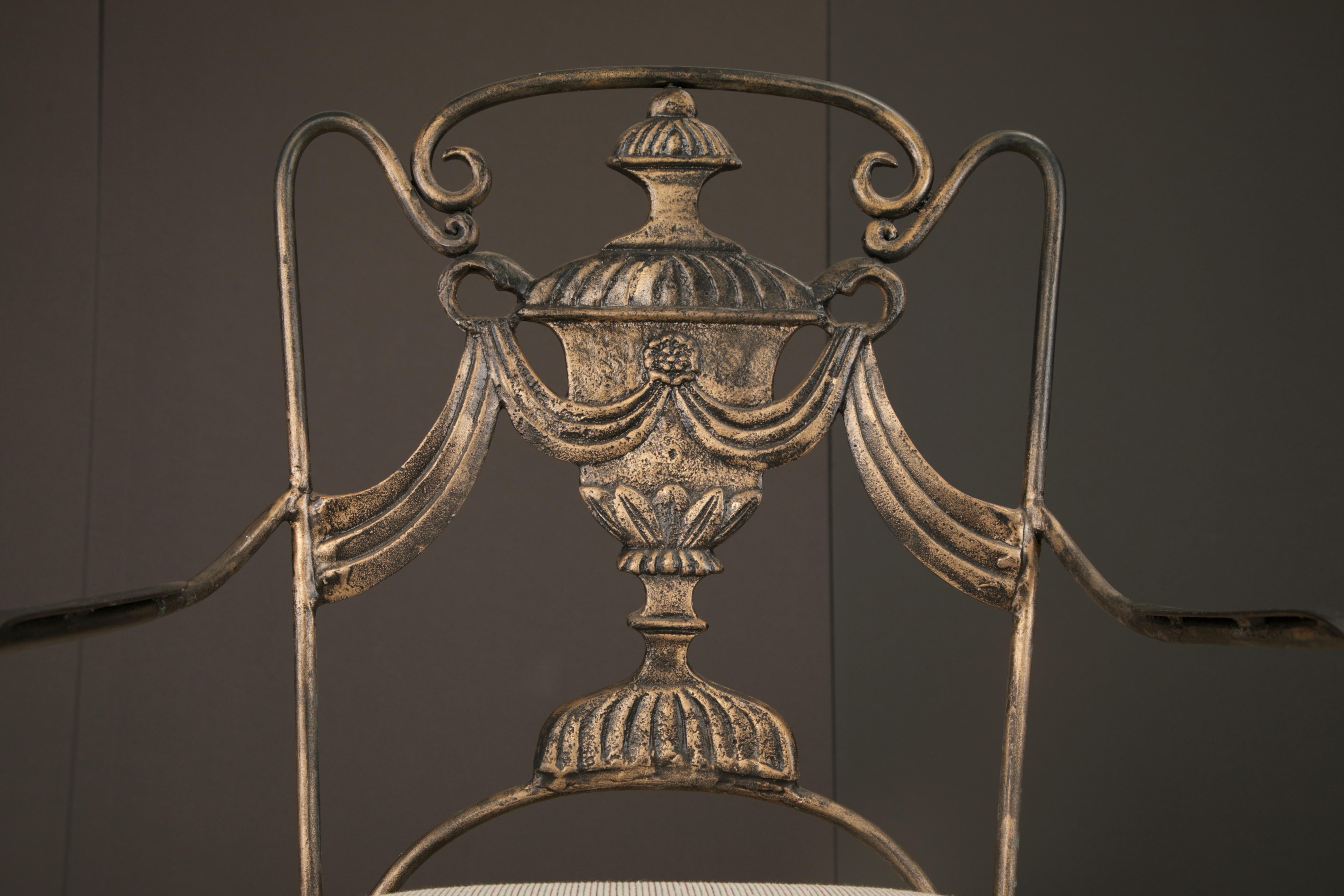 Ensemble de quatre fauteuils en fer de style néoclassique avec dossier en forme d'urne, France, années 1940 en vente 2