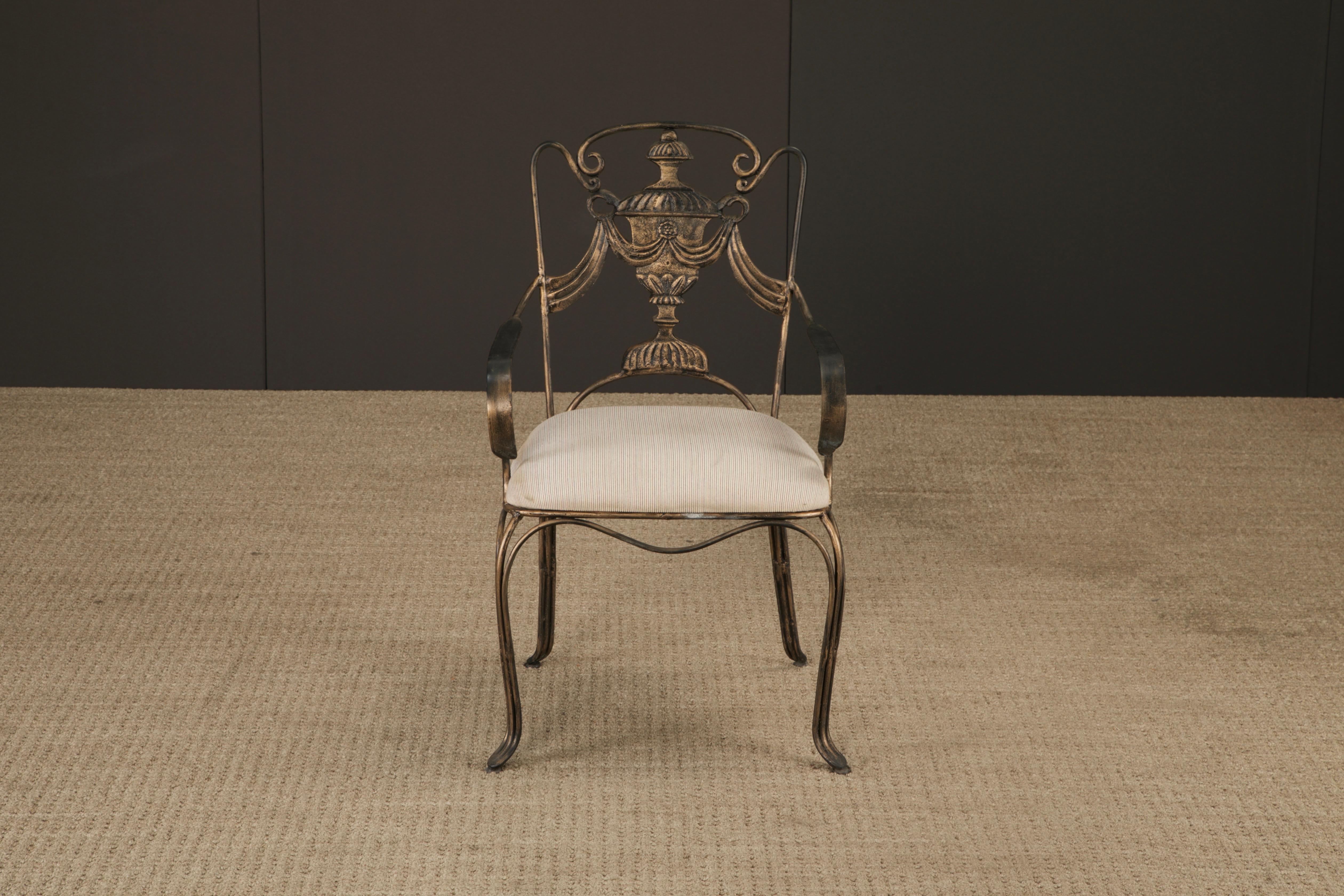 Ensemble de quatre fauteuils en fer de style néoclassique avec dossier en forme d'urne, France, années 1940 en vente 1