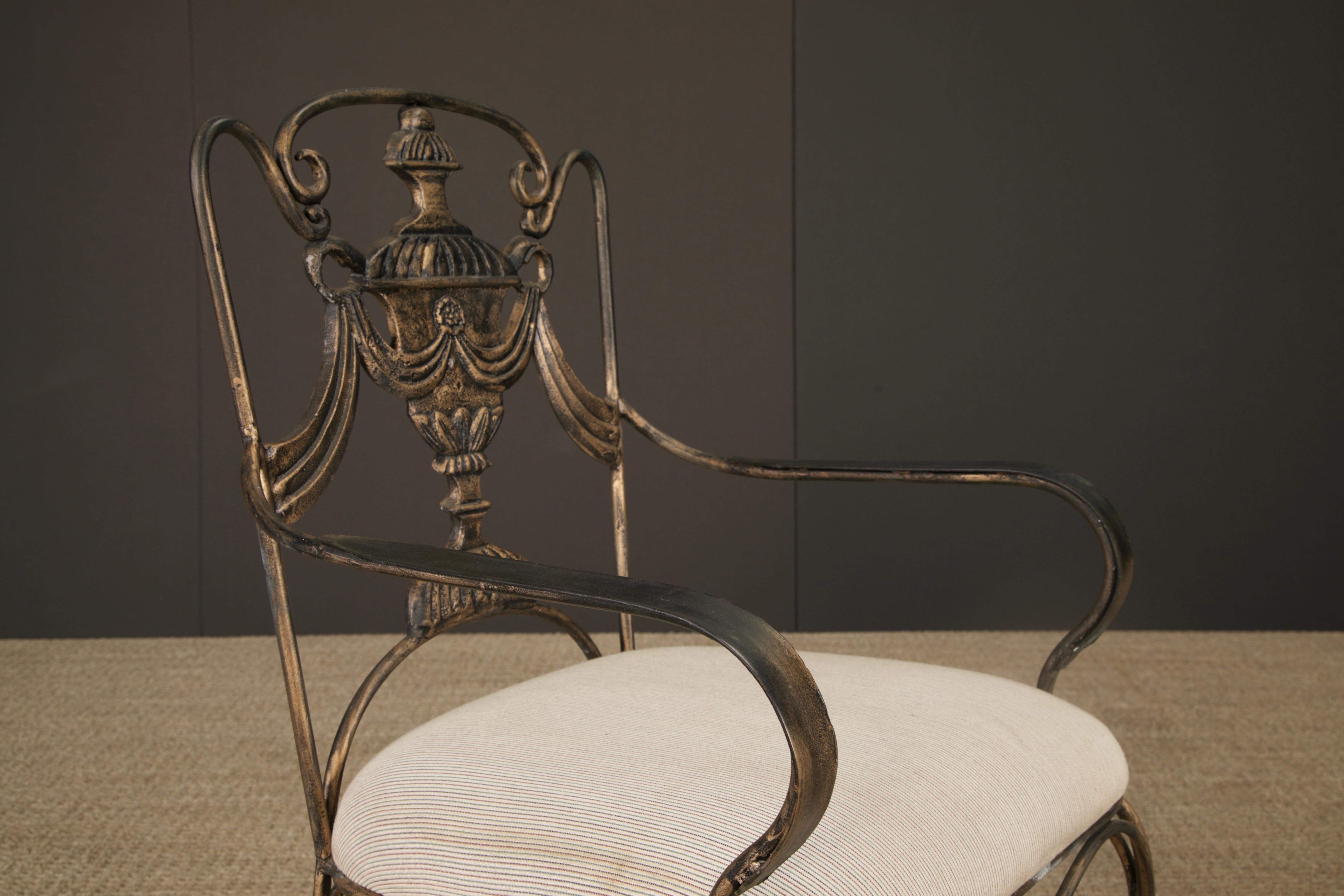 Ensemble de quatre fauteuils en fer de style néoclassique avec dossier en forme d'urne, France, années 1940 en vente 6
