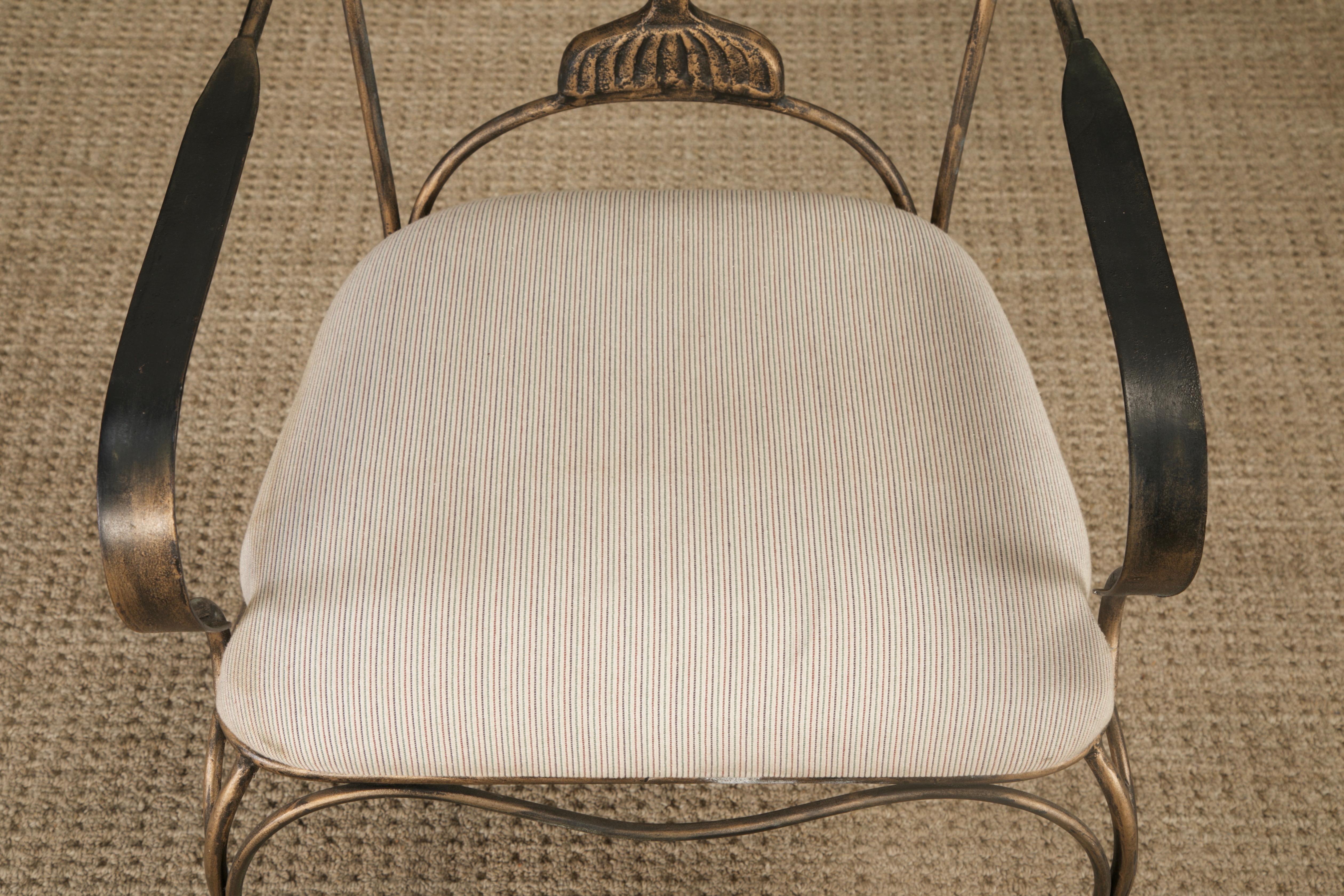 Ensemble de quatre fauteuils en fer de style néoclassique avec dossier en forme d'urne, France, années 1940 en vente 4