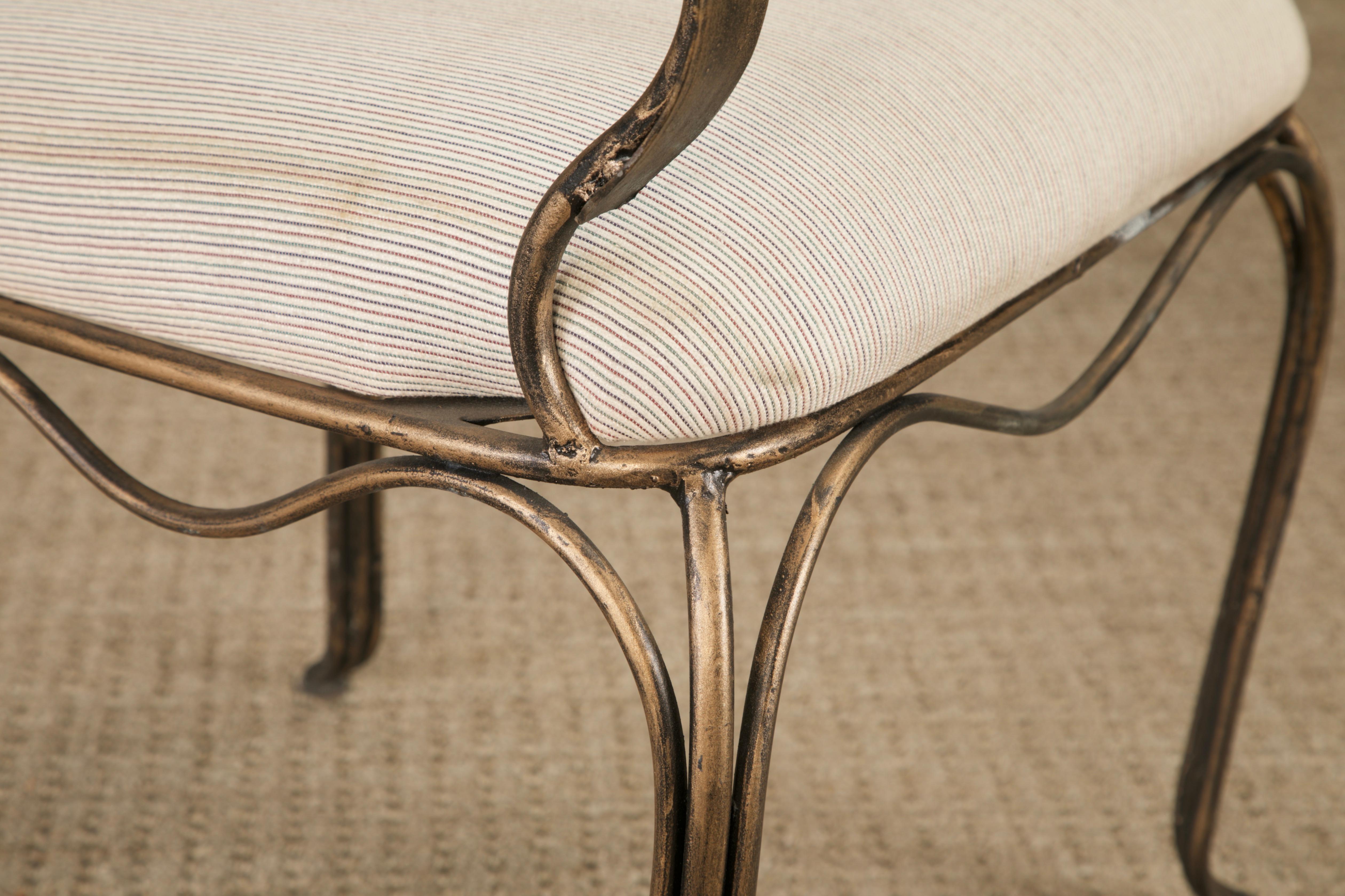 Ensemble de quatre fauteuils en fer de style néoclassique avec dossier en forme d'urne, France, années 1940 en vente 7