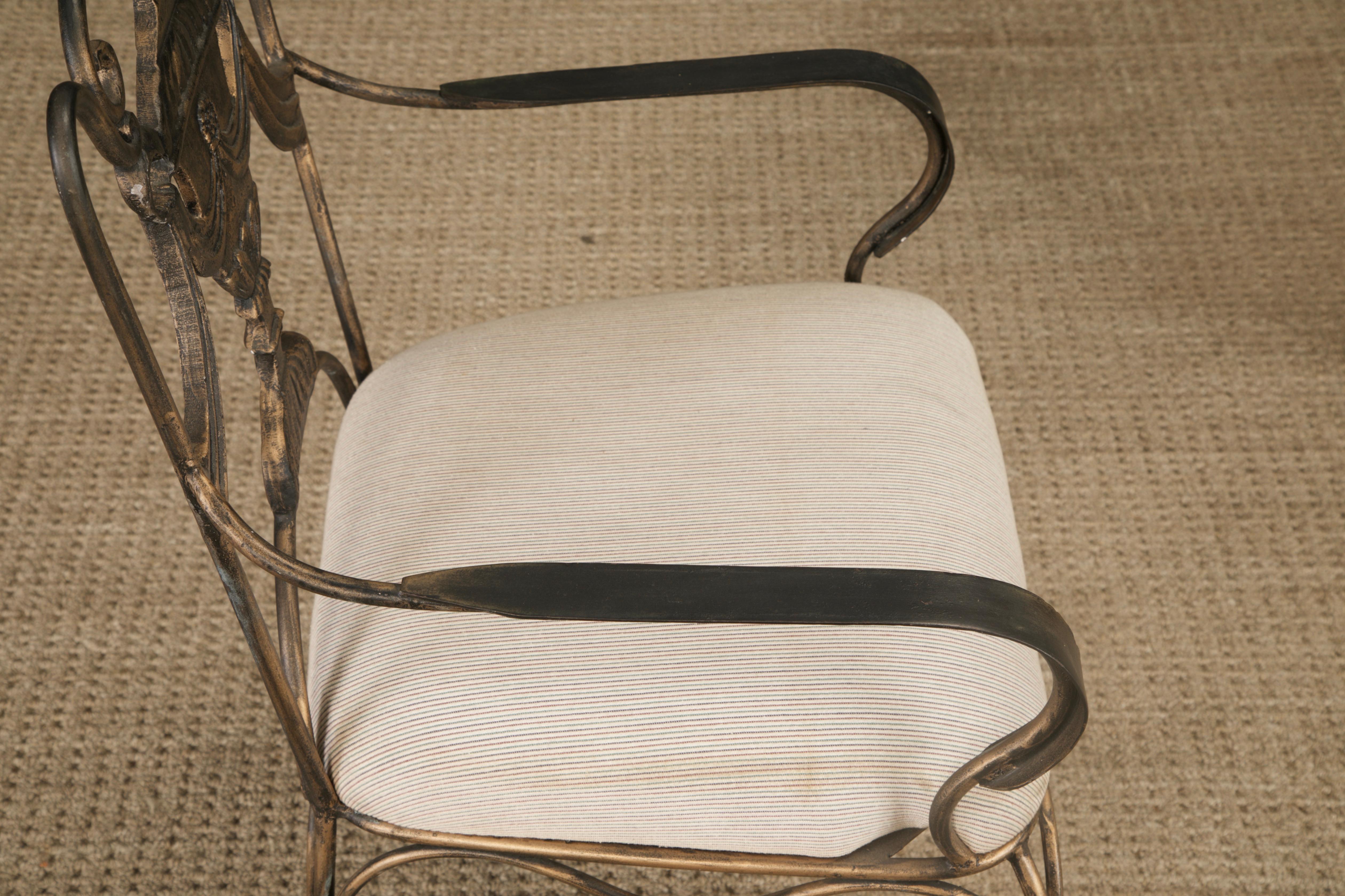 Ensemble de quatre fauteuils en fer de style néoclassique avec dossier en forme d'urne, France, années 1940 en vente 9