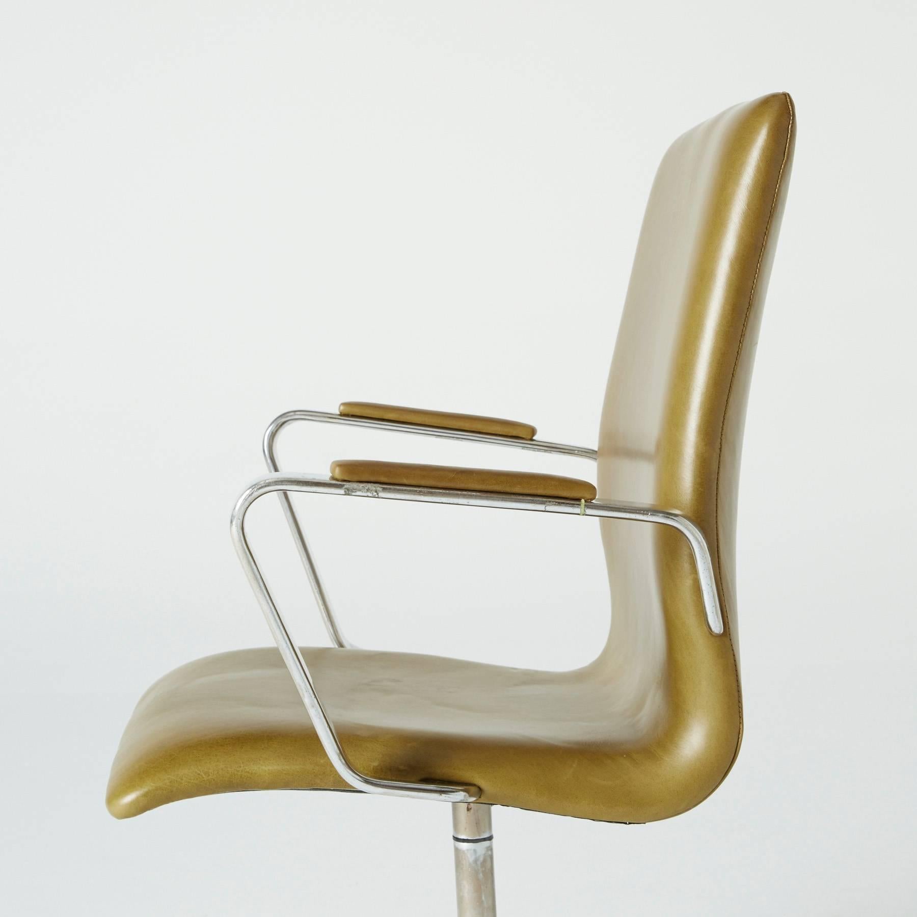Leather Oxford Swivel Chairs by Arne Jacobsen for Fritz Hansen, 1973, Signed In Excellent Condition In Los Angeles, CA