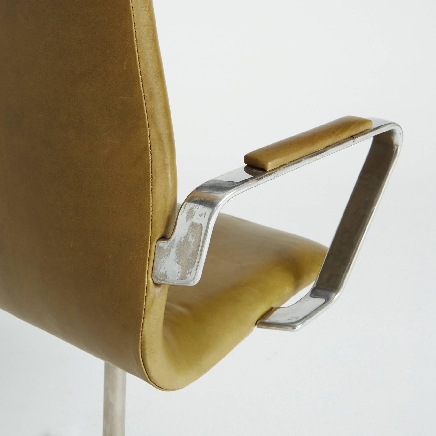 Mid-Century Modern Leather Oxford Swivel Chairs by Arne Jacobsen for Fritz Hansen, 1973, Signed