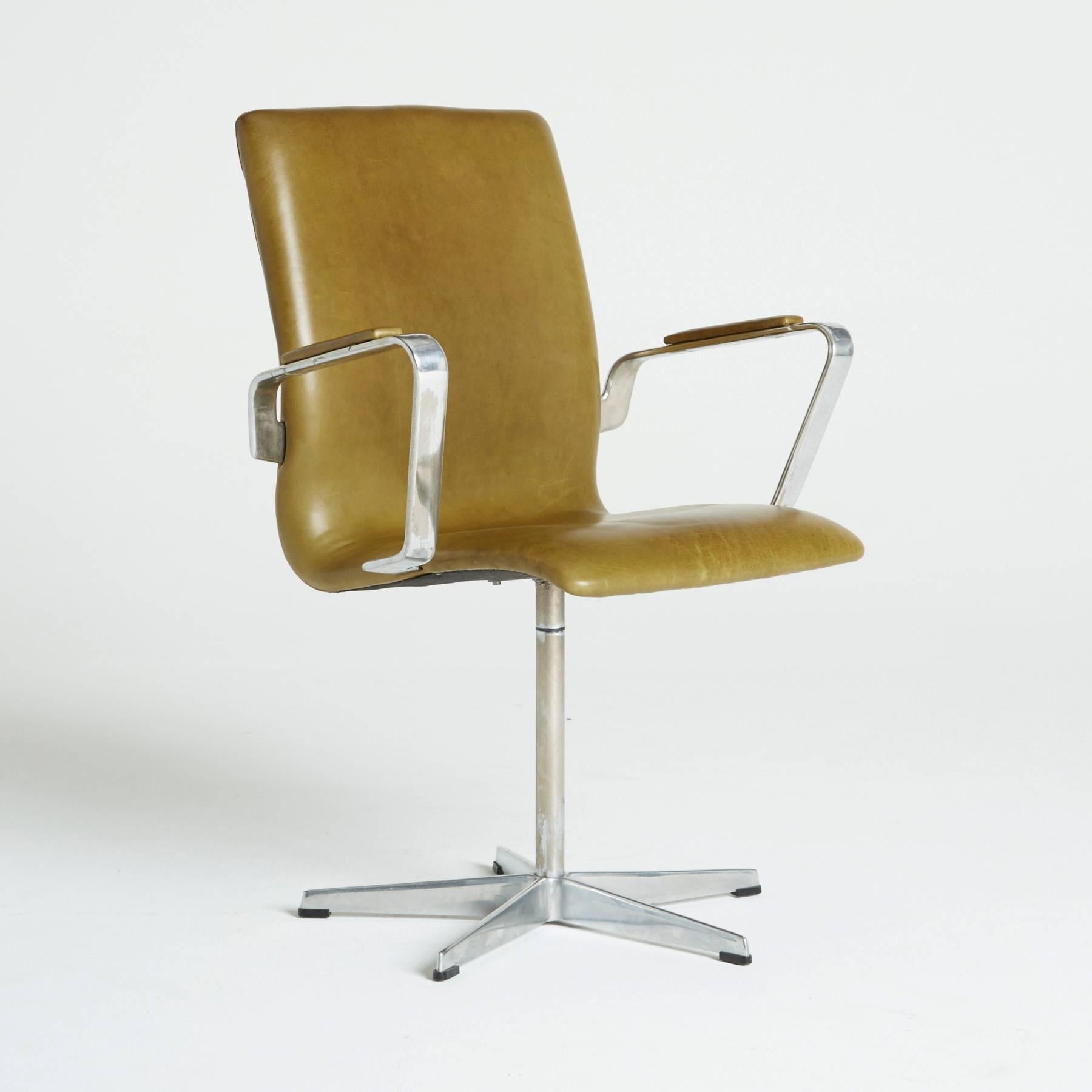 Leather Oxford Swivel Chairs by Arne Jacobsen for Fritz Hansen, 1973, Signed