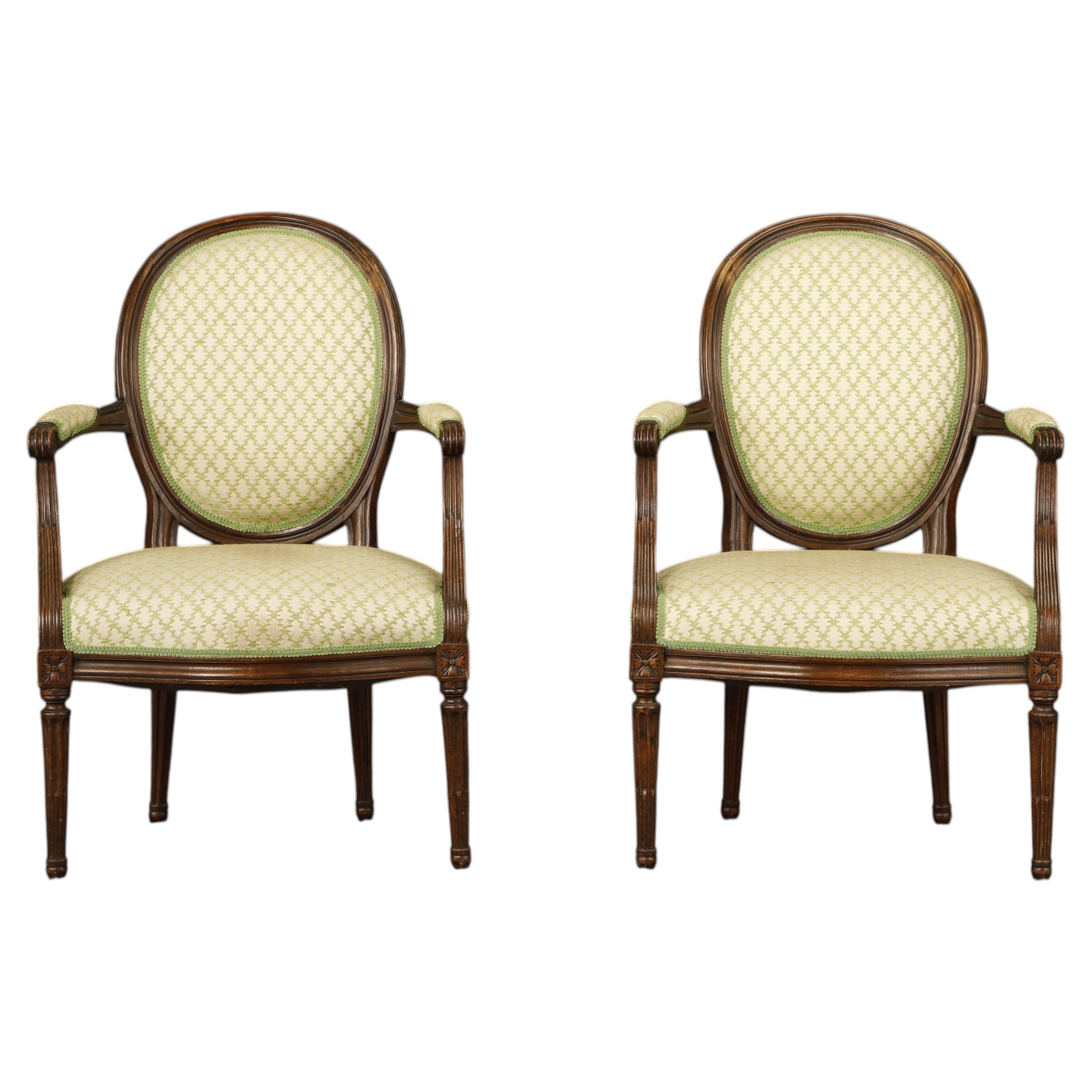 Paire de fauteuils bergère en noyer de style Louis XVI de la Maison Jansen, France, signés en vente