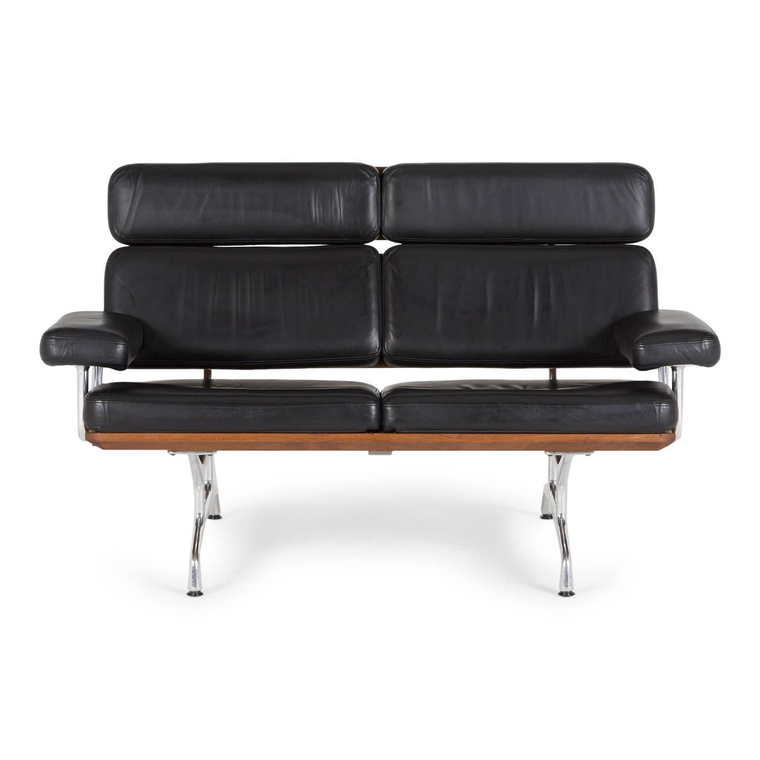 Featuring two floating solid wood teak backrest panels and plush foam cushions upholstered in black leather, this settee is equally fitting for a home or office space. The exemplary design would fuse well and complement a contemporary, Mid-Century