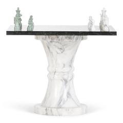 Carrera & Verde Guatemala Marmorsockel Schachspiel & Zwei Hocker:: um 1980