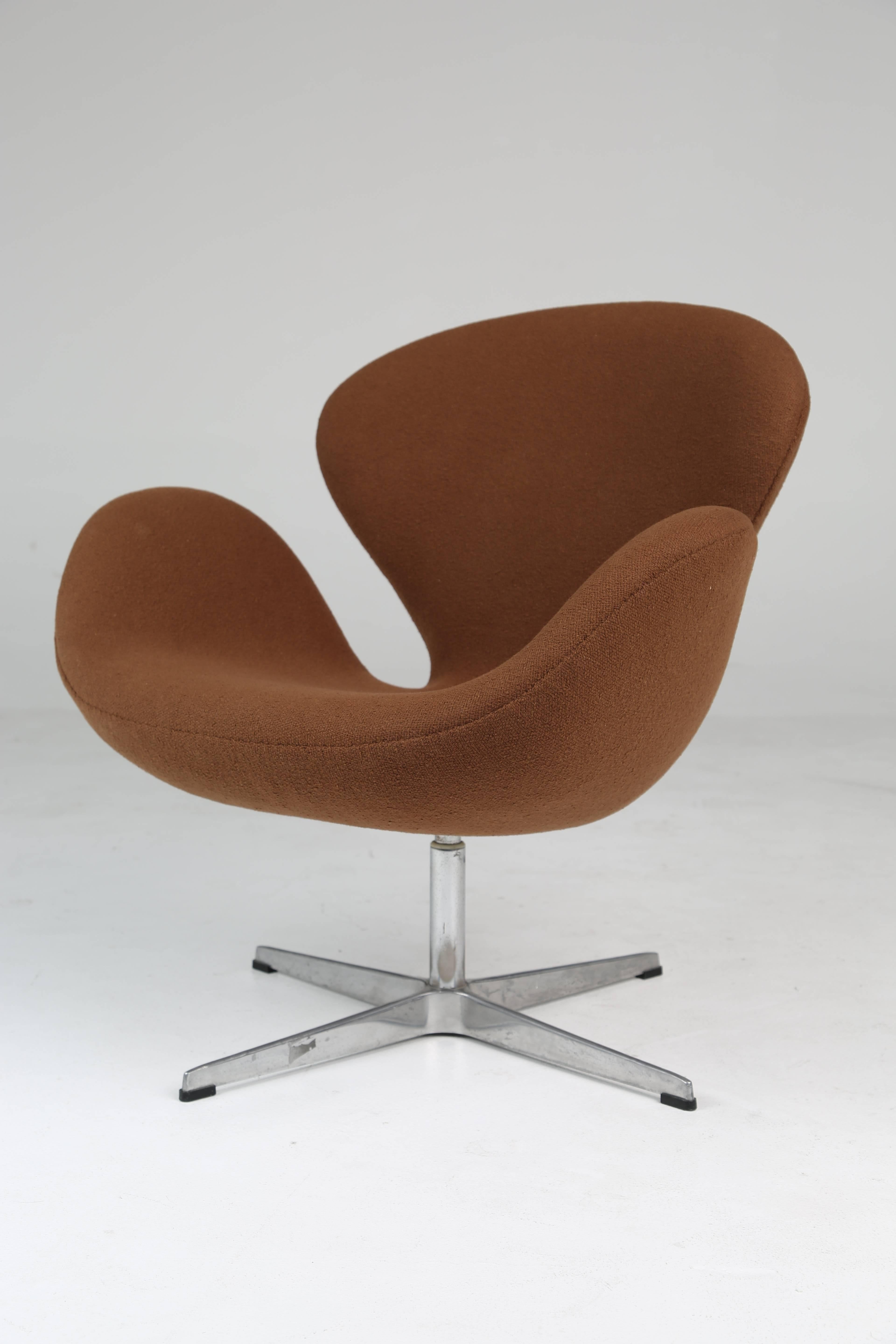 Scandinavian Modern Swan Swivel Arm Chair by Arne Jacobsen for Fritz Hansen