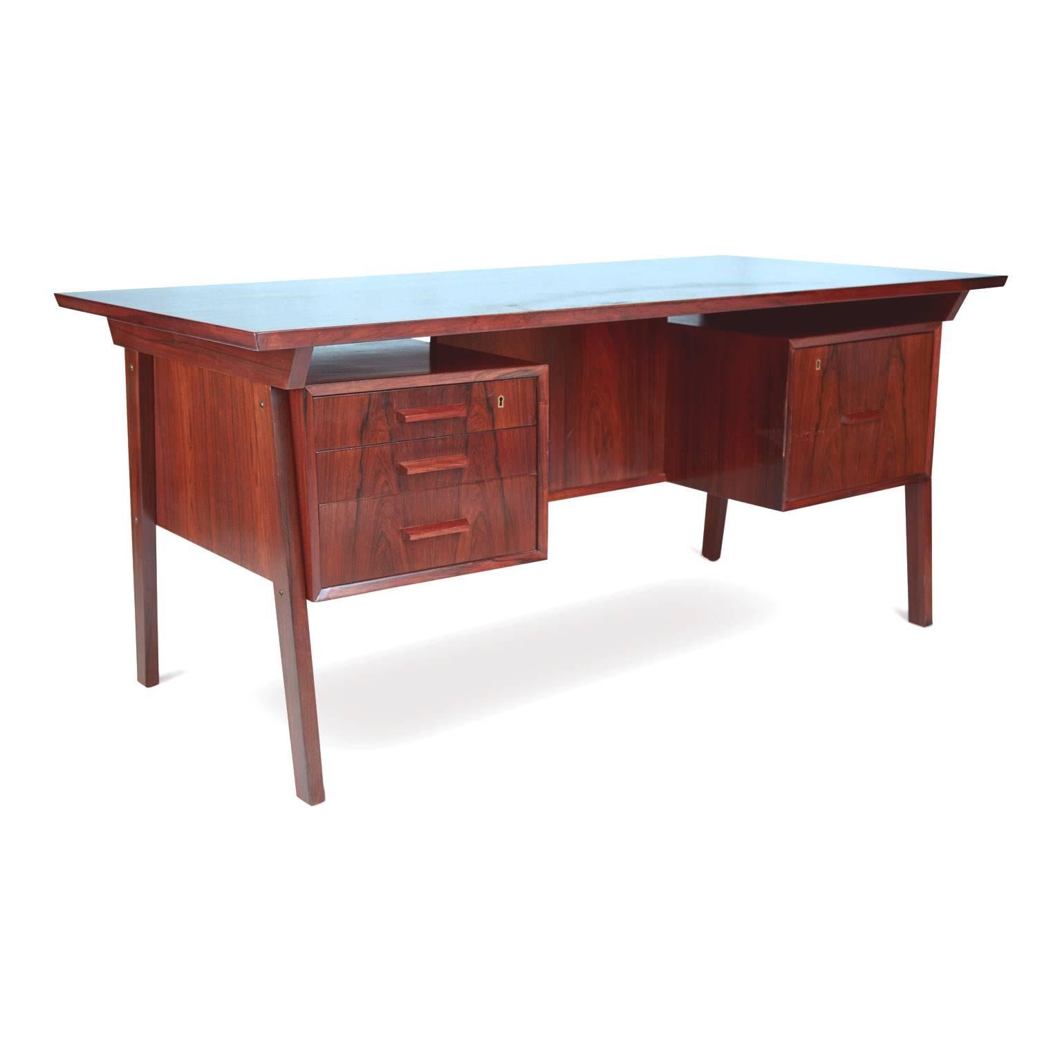 Brazilian Rosewood Desk with Reverse Bookshelf, circa 1960 In Good Condition In Los Angeles, CA