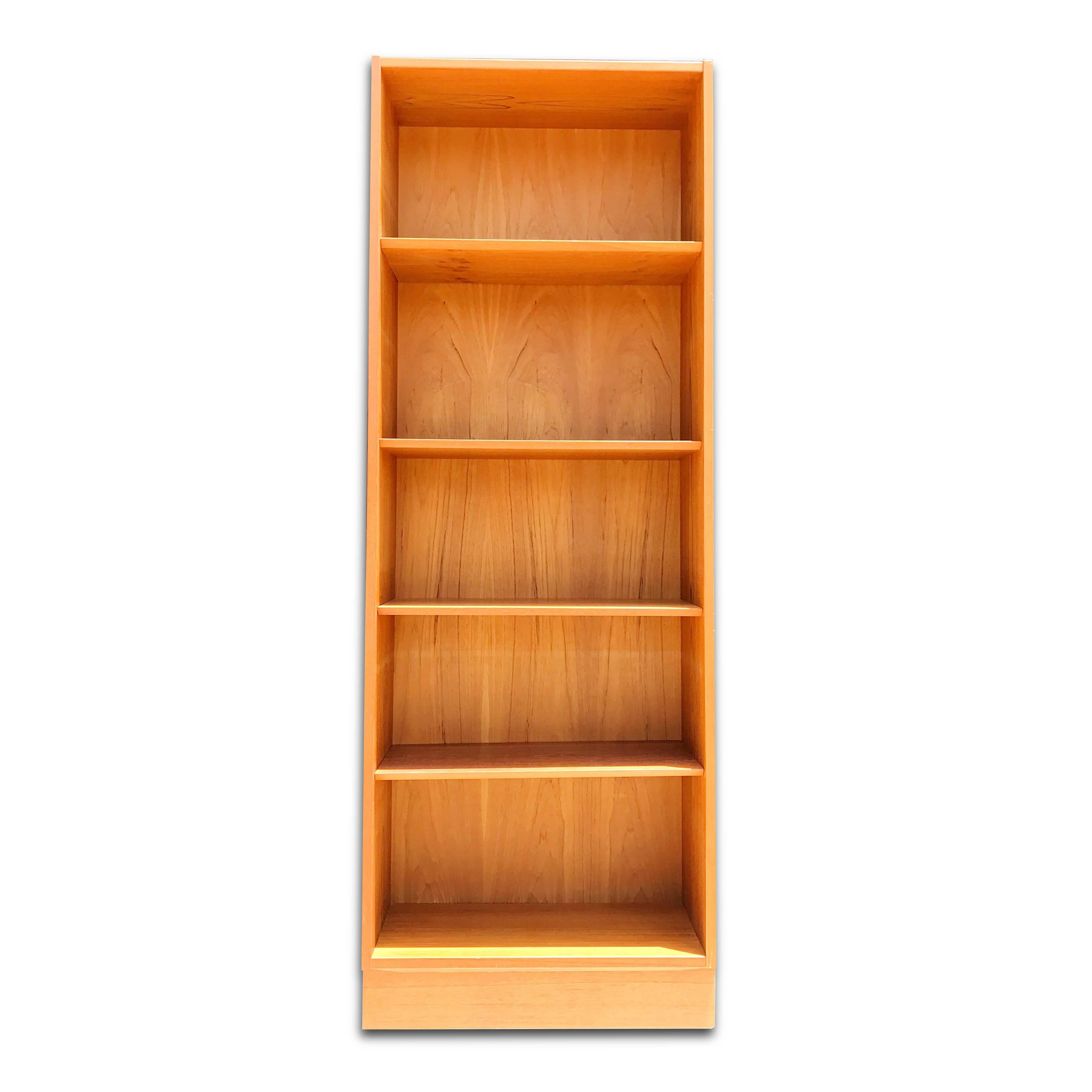 Six Poul Hundevad teak bookcases each displaying unique and beautiful grain patterns. Each of these pieces includes four adjustable shelves and bares the original Hundevad manufacturing label or stamp, confirming the Danish origin.

The clean,