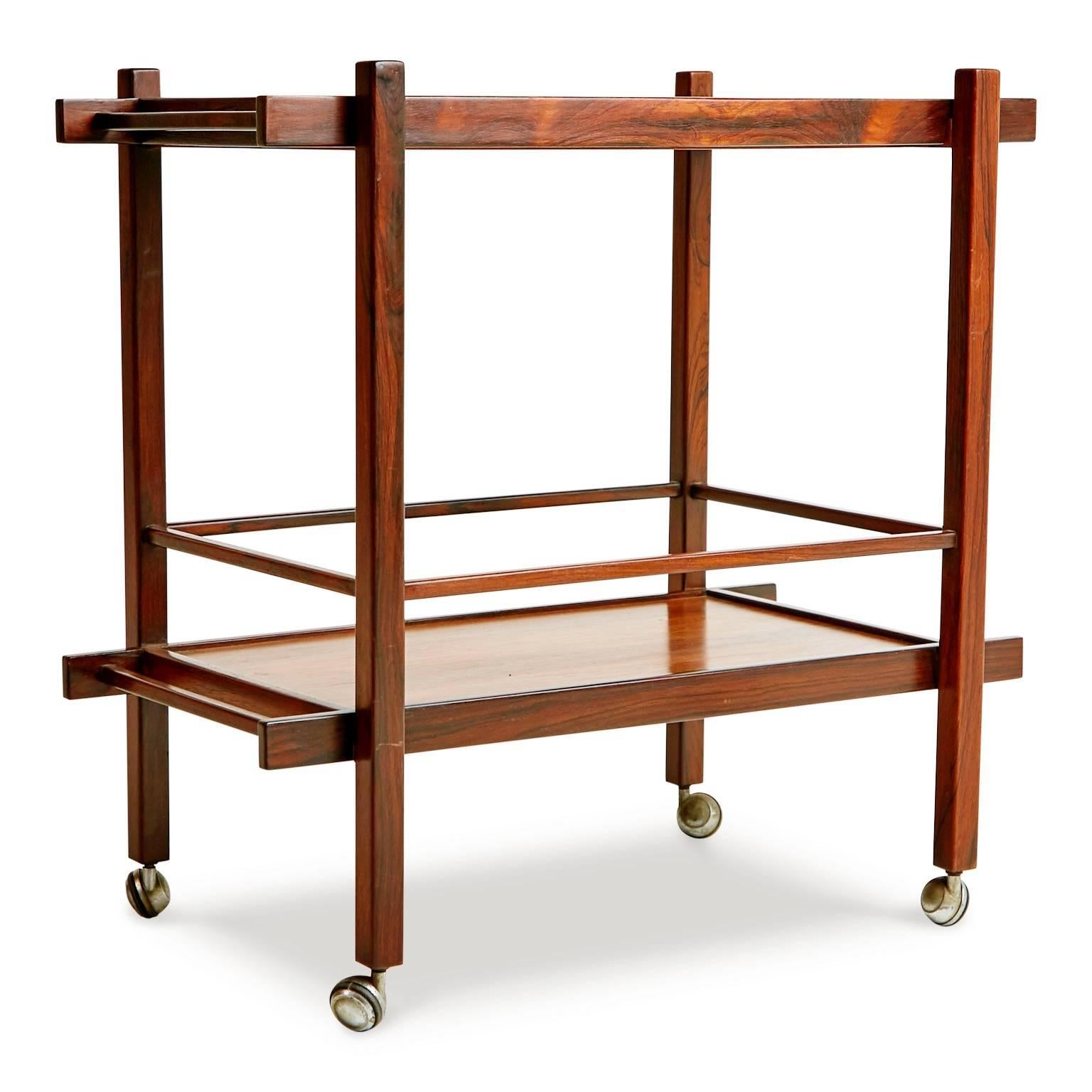 Slenderly proportioned Brazilian bar cart attributed to Sergio Rodrigues for OCA with removable tray which has been recently refinished with. This sleekly designed drinks trolley is fabricated from jacaranda (rosewood) with beautiful color variation