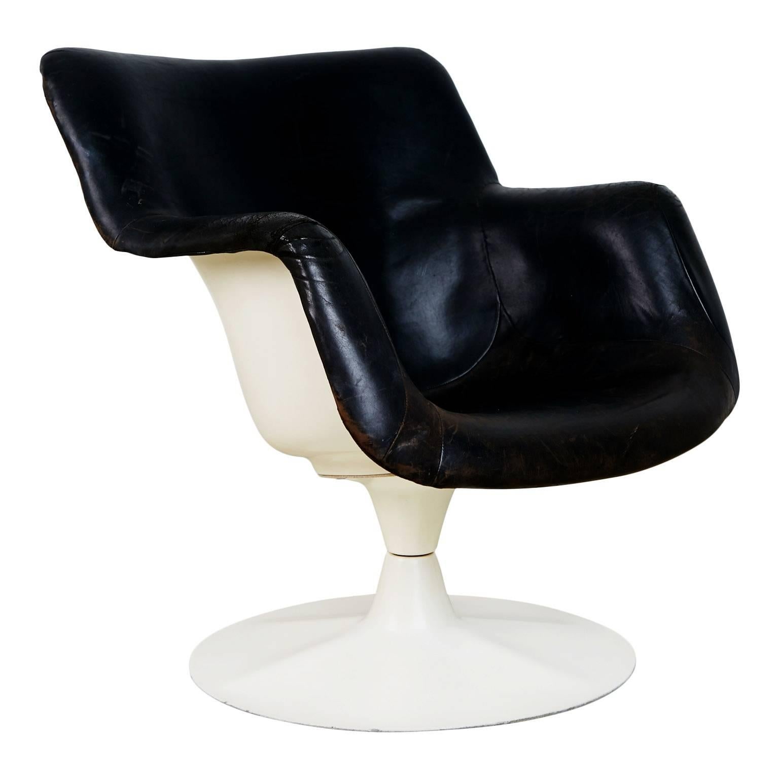 Cool and very collectible swiveling chair by Yrjo¨ Kukkapuro for Haimi, made in Finland, circa 1964. While named "Junior" it is still a full size chair.

This Space Age design features patinated black leather over white fiberglass shell.