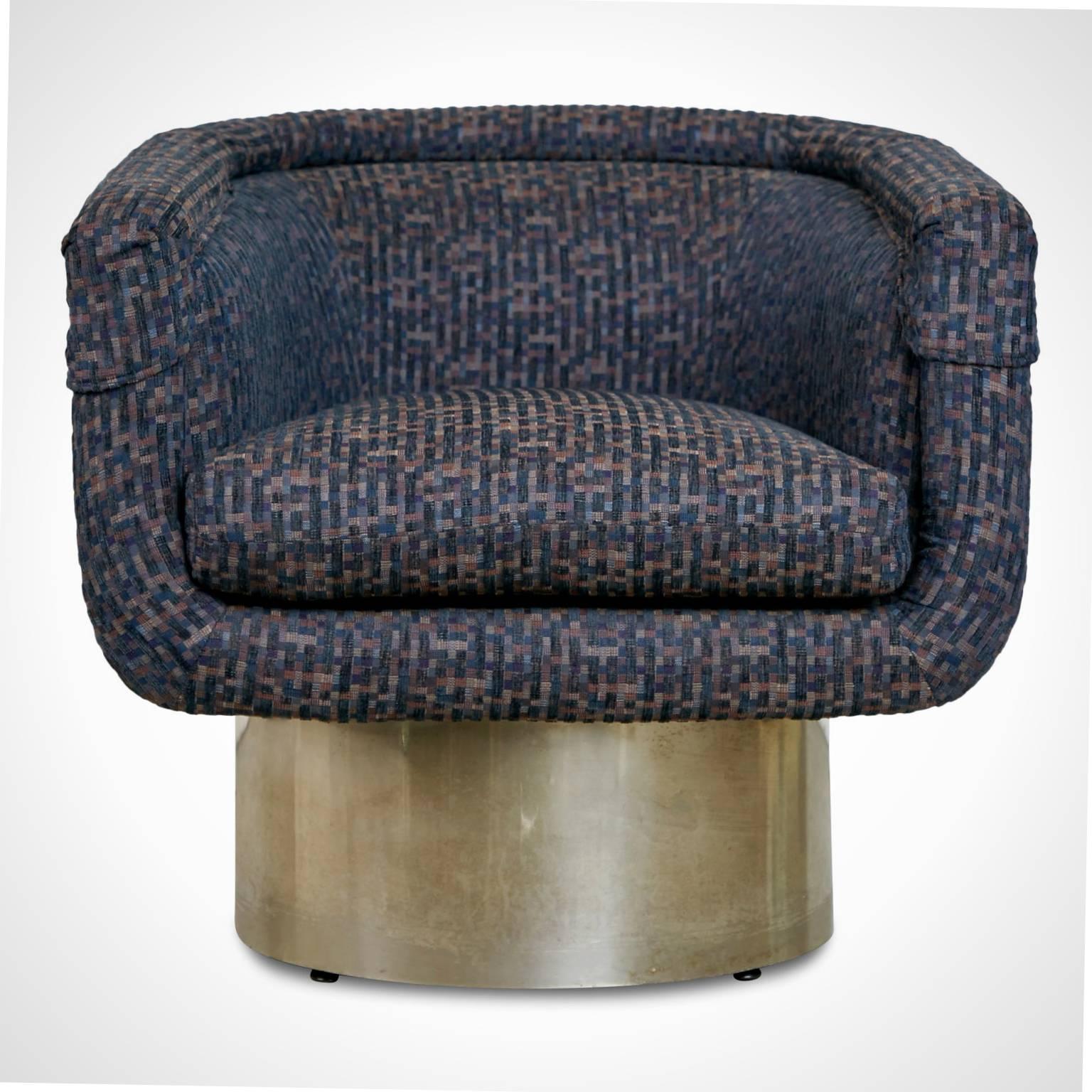 Elegant Leon Rosen swivel chair for the Pace collection. This club chair has a tub seat which retains the original upholstery comprising of a small square geometric pattern consisting of navy, dark teal, pale amber, muted rust, purple and small