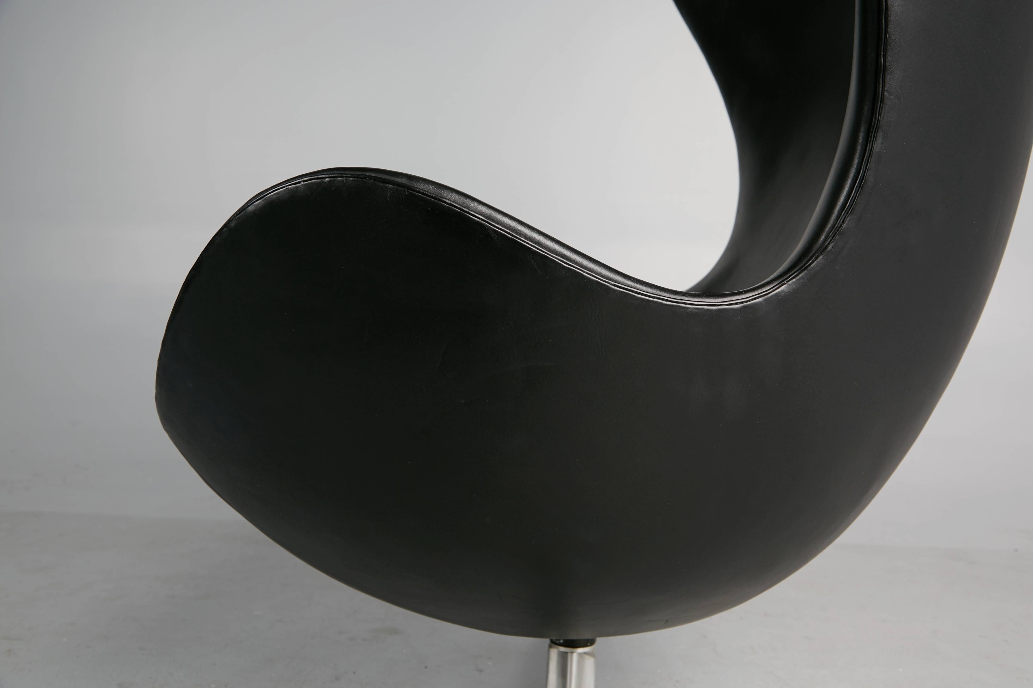 Mid-20th Century Arne Jacobsen Leather Egg Chair & Footstool for Fritz Hansen, Double Signed 1965
