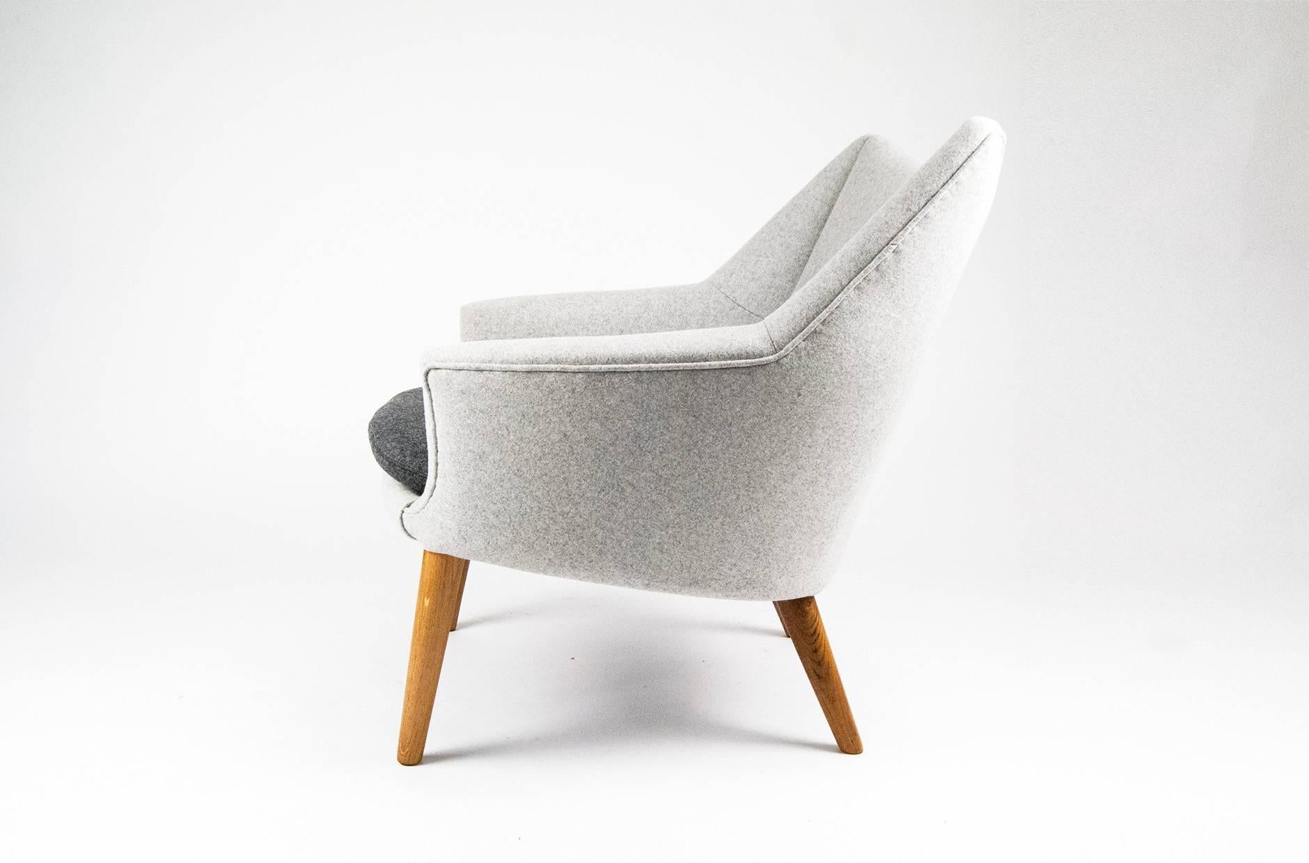 Kurt Ostervig lounge chair designed in 1958 and produced by Rolschau Mobler, Denmark. Oak Legs, seat and loose seat cushion reupholstered in contrasting Kvadrat Divina wool felt. Presented at the exhibition: 