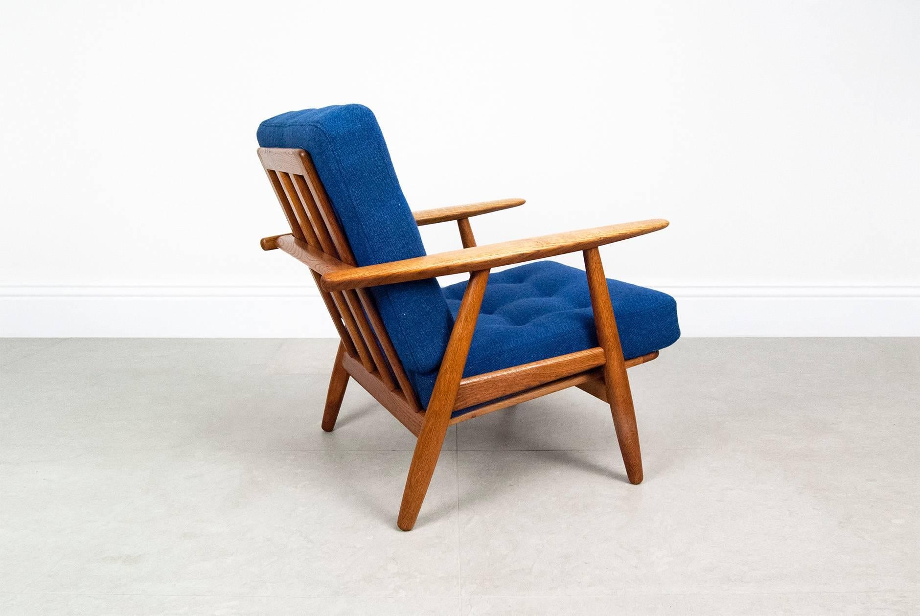 Hans Wegner GE-240 Cigar Chair In Excellent Condition In London, GB