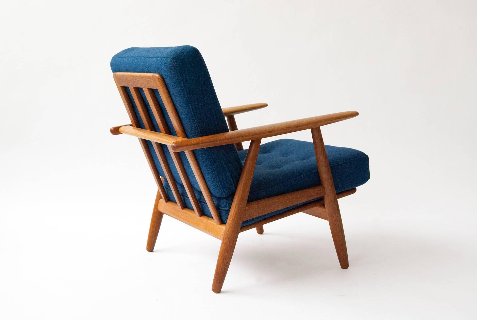 Hans J. Wegner GE-240 Oak 'Cigar' Chair, circa 1955 In Excellent Condition In London, GB