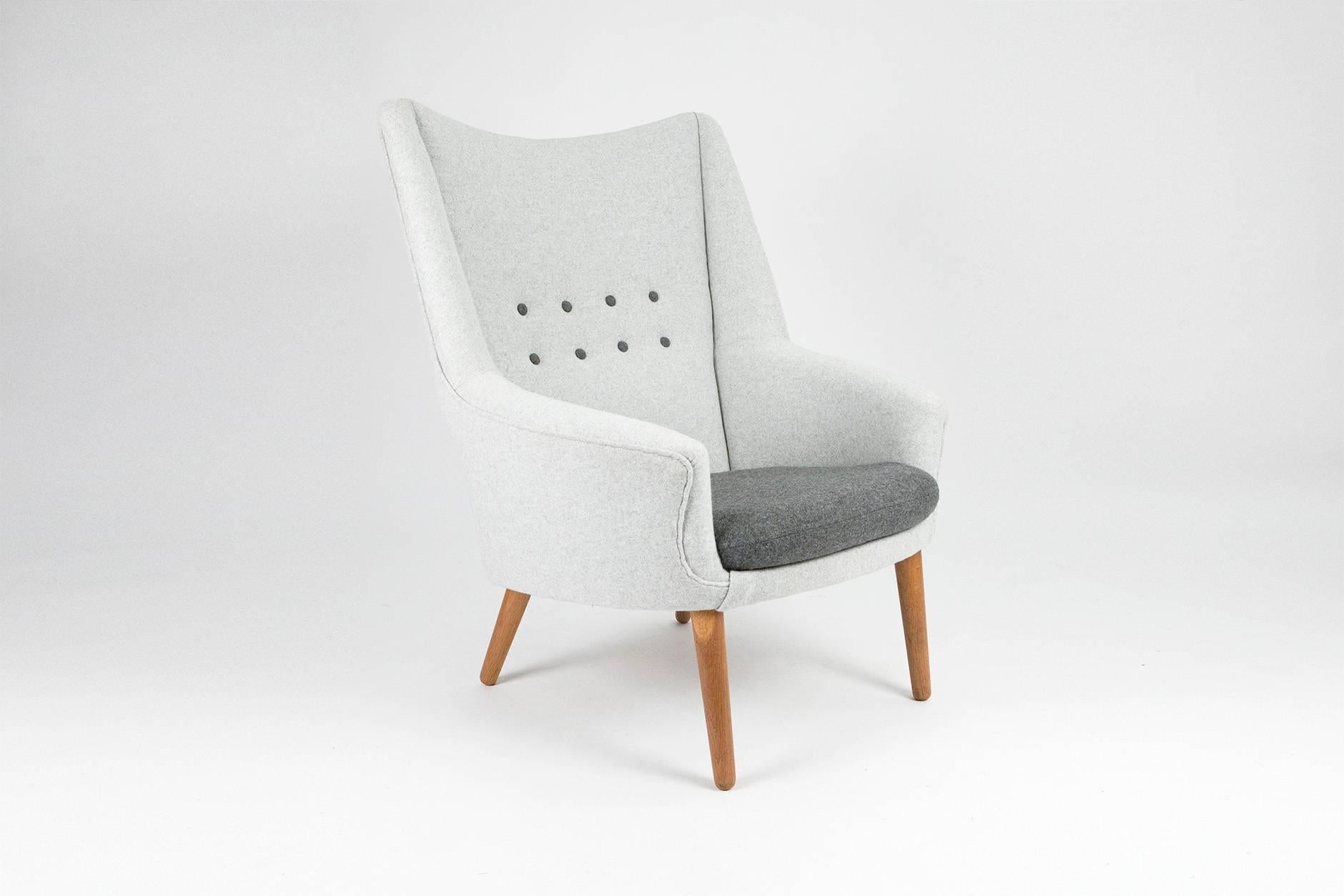 Produced by Rolschau Møbler, Denmark. Oak legs, seat and loose seat cushion reupholstered in contrasting Kvadrat Divina wool felt.

Presented at the exhibition: 