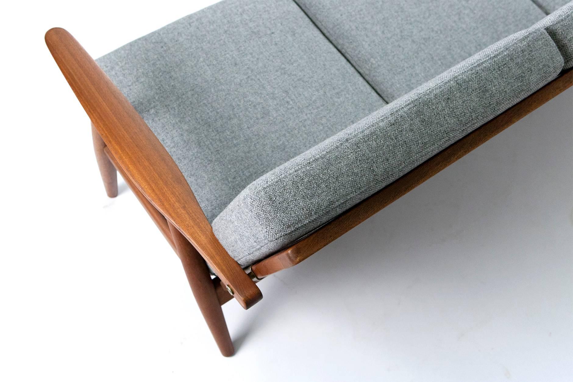 Hans Wegner GE-270 Teak Sofa In Excellent Condition In London, England