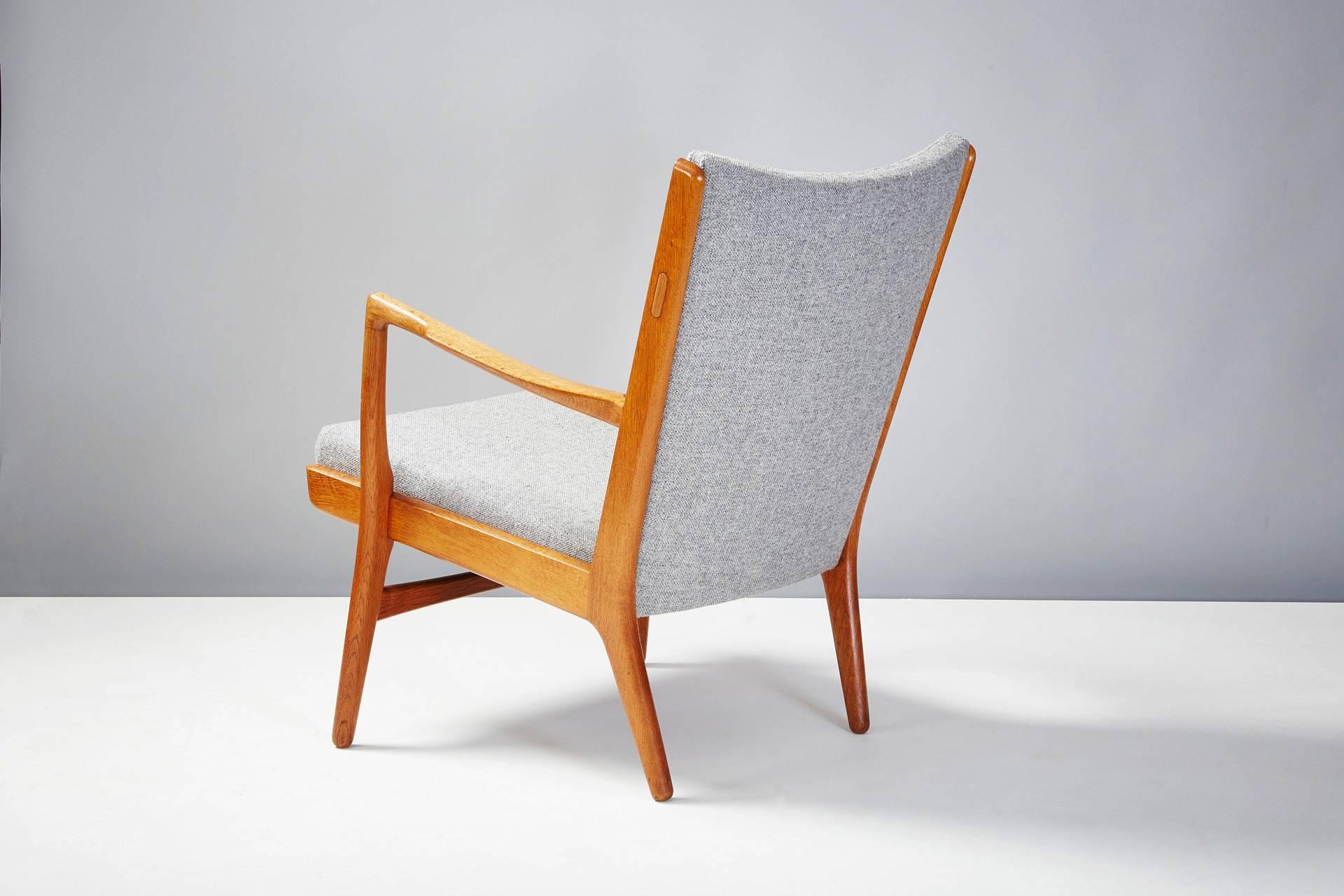 Pair of Hans Wegner AP-16 Chairs, Oak, 1952 In Excellent Condition In London, GB