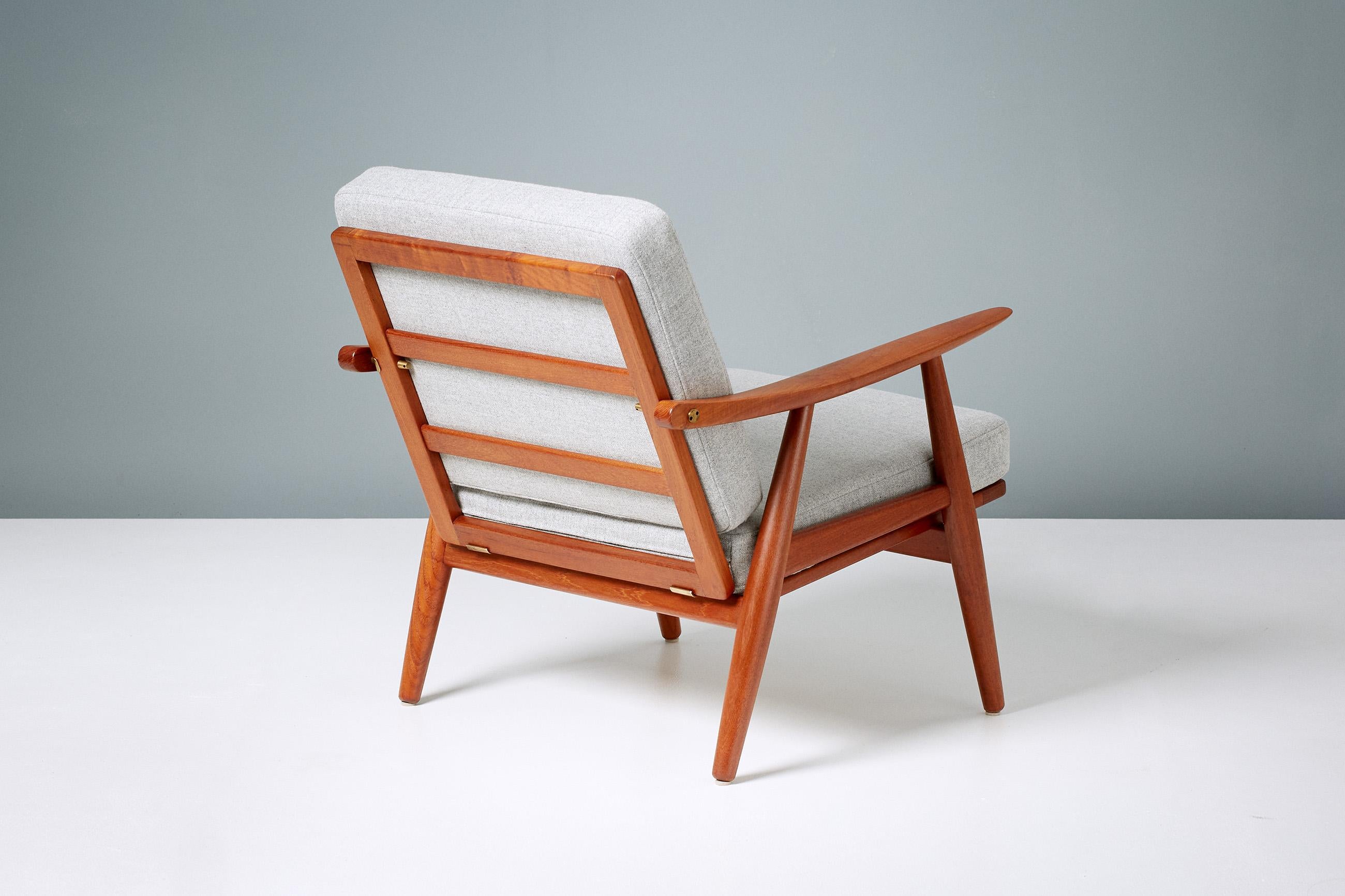 Hans Wegner
GE-270 Liegestuhl, 1956

Klassischer Wegner-Sessel, hergestellt von GETAMA in Gedsted, Dänemark, in den 1950er Jahren. Restaurierter Teakholzrahmen mit freiliegenden Messingbeschlägen. Neue Schaumstoffkissen, bezogen mit grauem