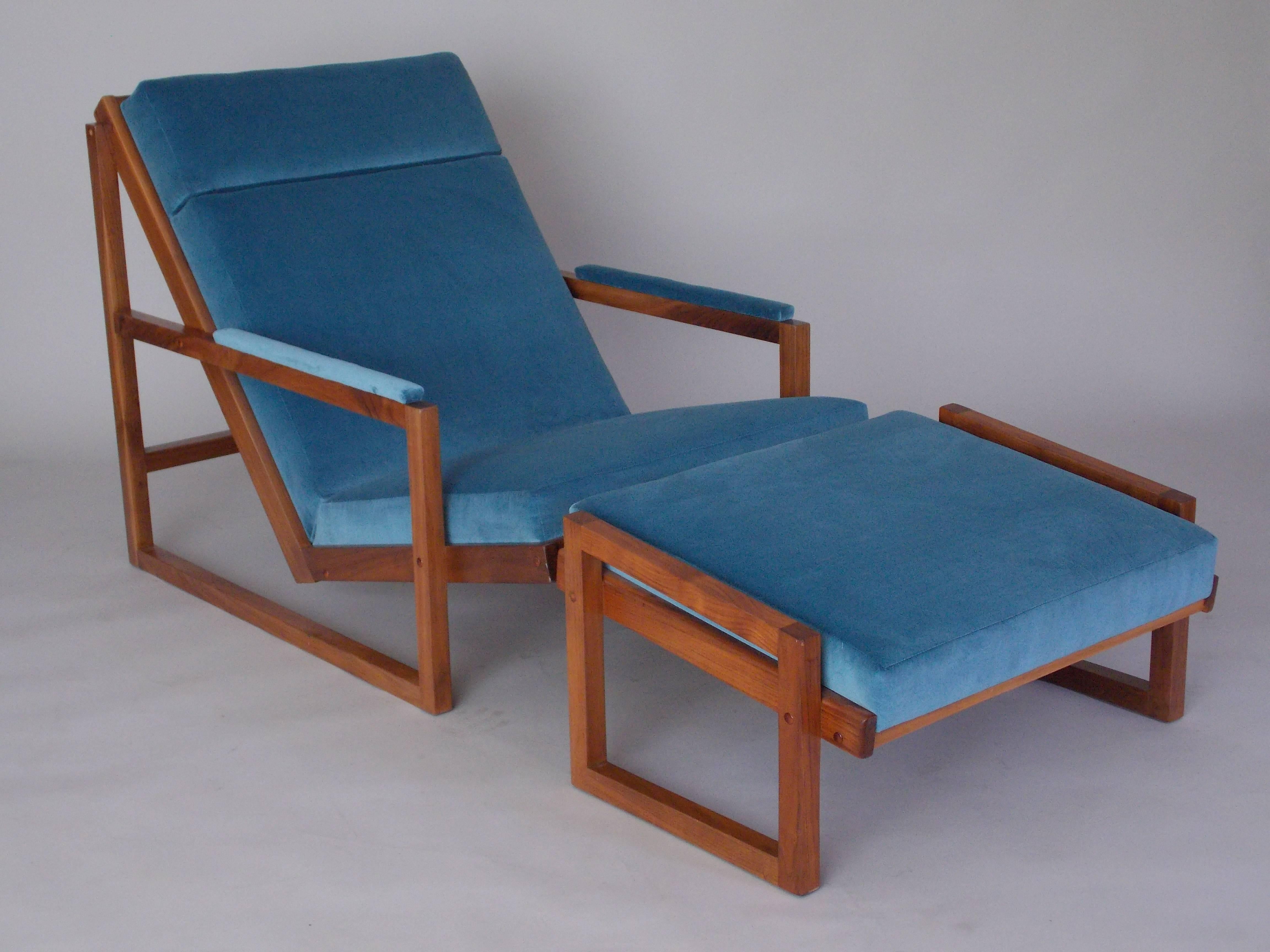 This is a rare and early design example of the Cruisin lounge chair made in solid walnut wood construction. They were later made in bronze and or steel.
It has been restored with an elegant light blue velvet upholstery.
Mr. Baughmans' designs are