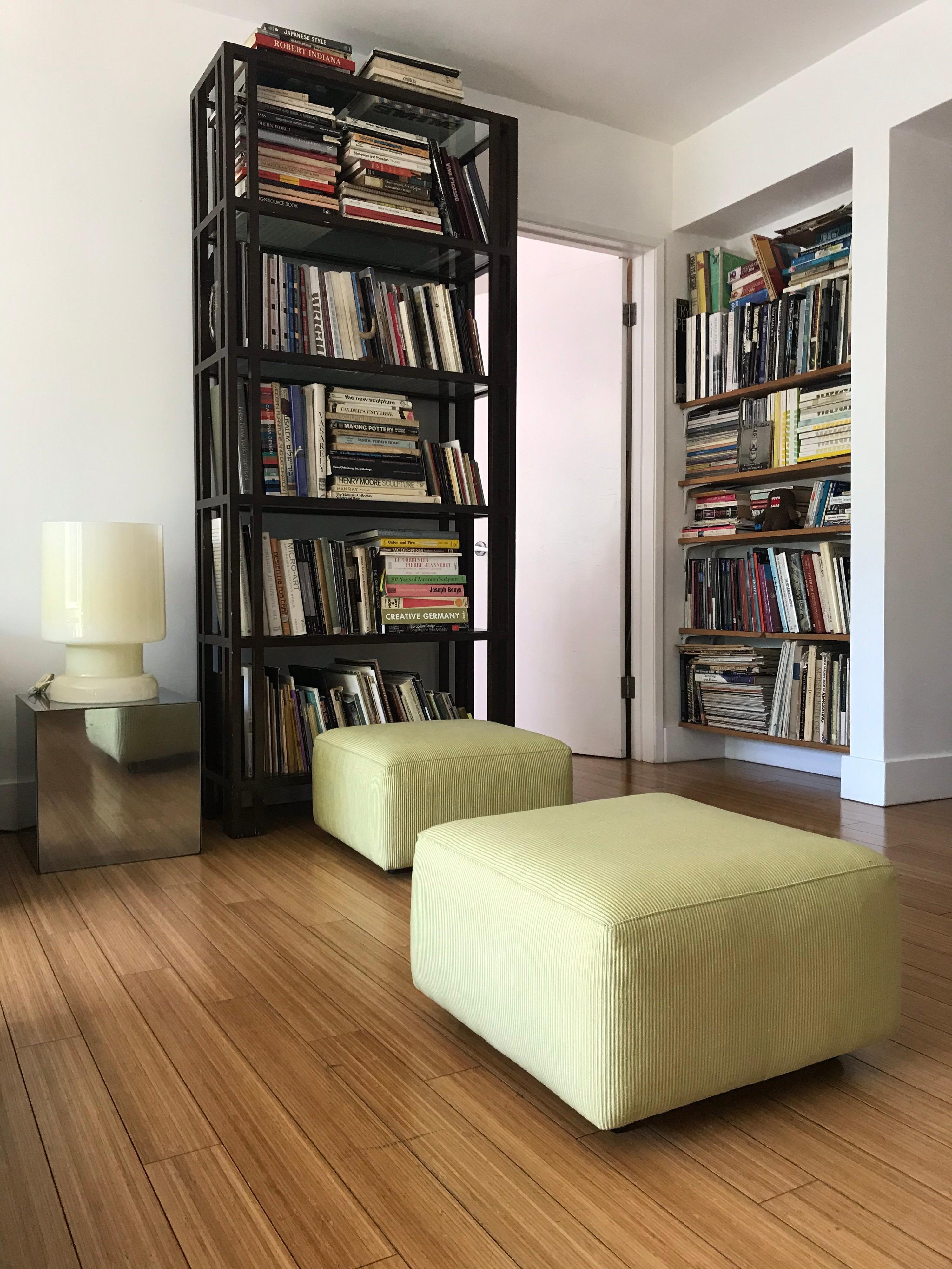 Kalifornisches Design.
Keine Provenienz.
Scheint ein Brauch zu sein.
Seltener Satz / Fund.
Frey entwirft einfache Sperrholzmöbel für seine Innenräume oder für Auftragsarbeiten. 
Nur wenige seiner Möbelentwürfe wurden hergestellt und haben