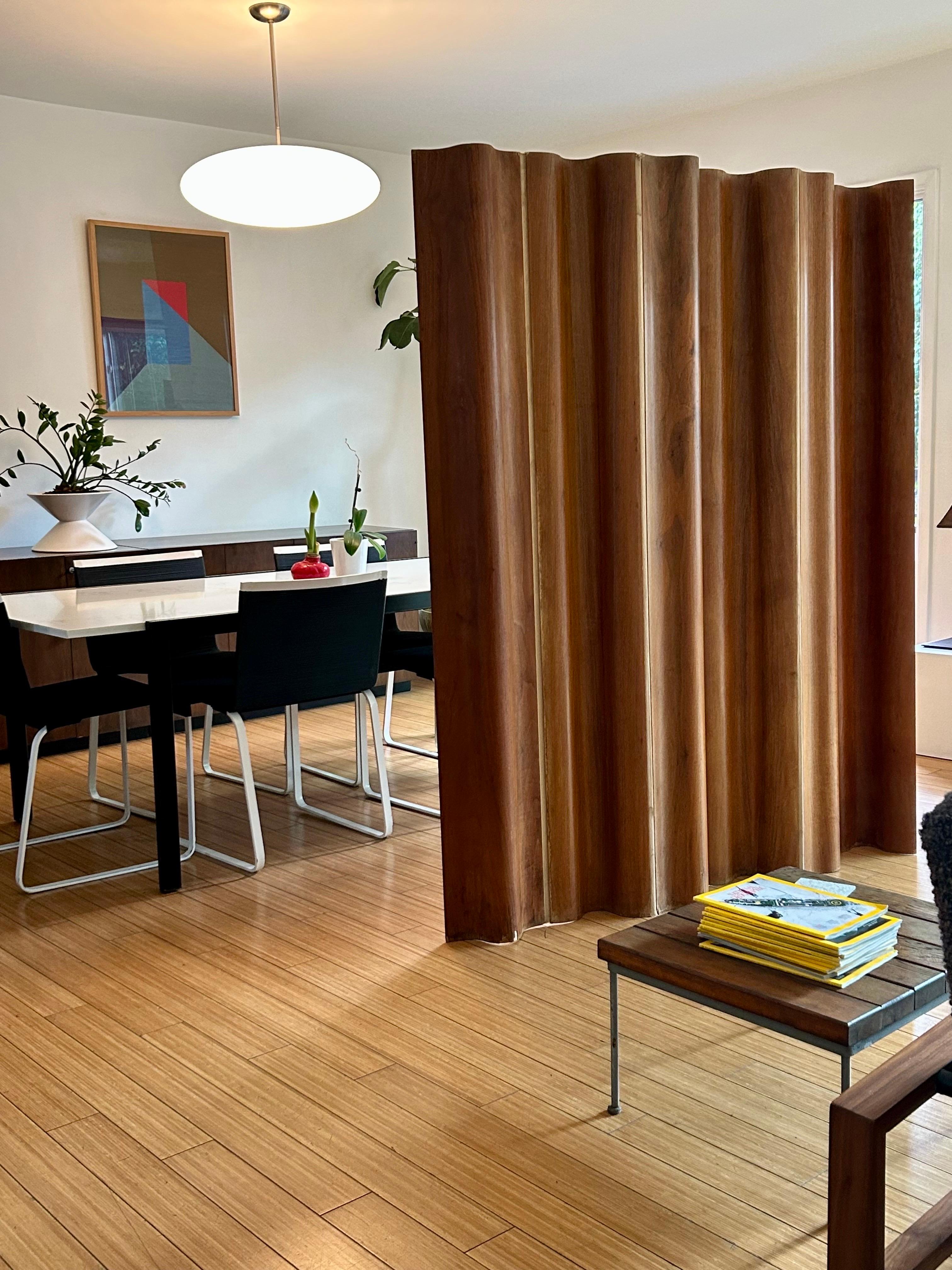 Classico design moderno californiano.
Sei pannelli.
Venatura profonda del noce.
Produzione iniziale.
Condizioni originali d'epoca che mostrano un'usura coerente con l'età e l'uso.
È stata usata con amore (wabi sabi) come una vecchia poltrona in