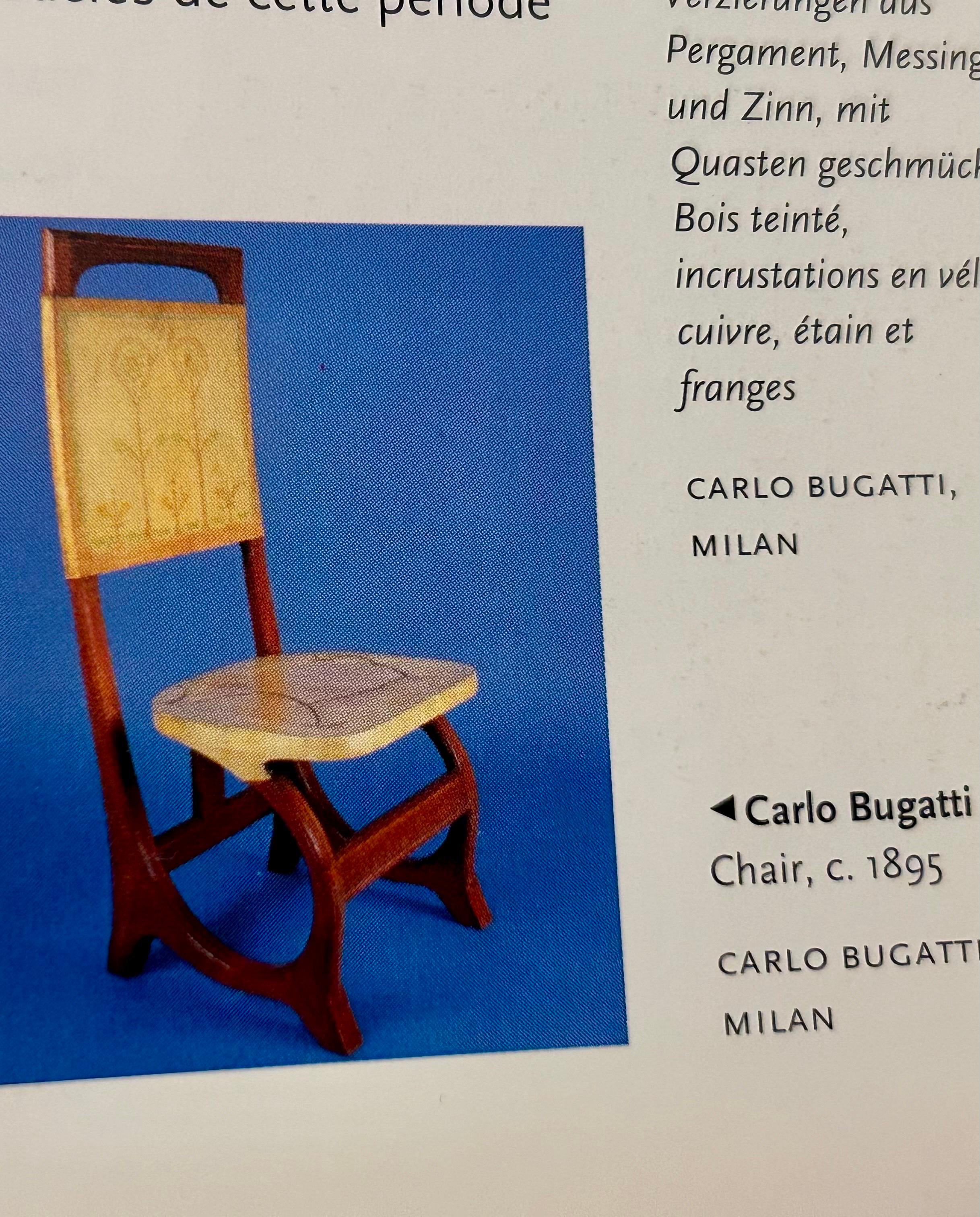 Dies ist ein Original-Bugatti-Design. 
Er ließ nur acht für sein eigenes Essgeschirr anfertigen.
Dieser ist eine limitierte Lizenzproduktion von Palazzetti Italien.
Konstruktion aus Mahagoniholz mit Sitz und Rückenlehne aus Pergament