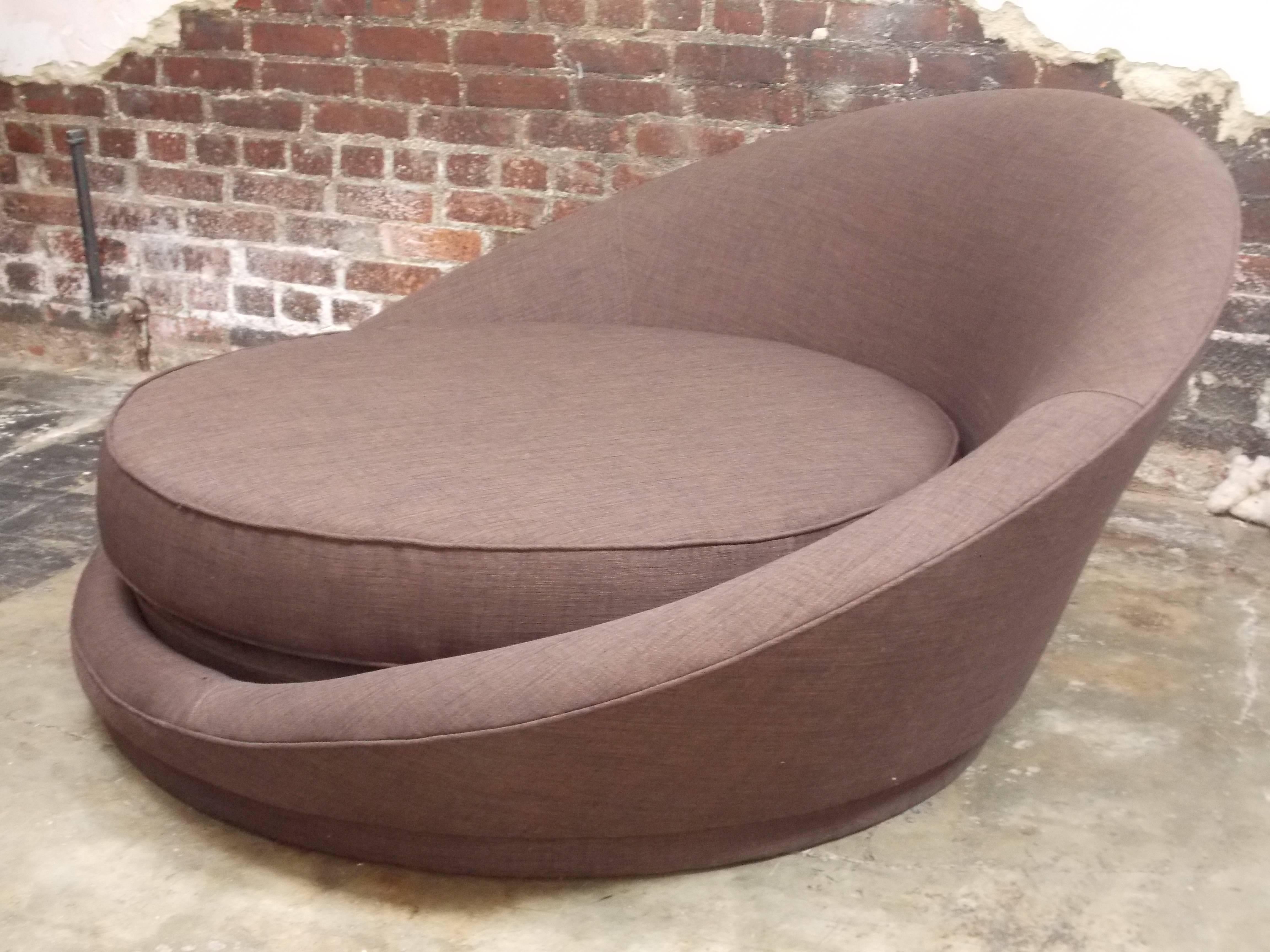 Milo Baughman Round Loveseat or Lounge Chair with Ottoman In Excellent Condition In Los Angeles, CA
