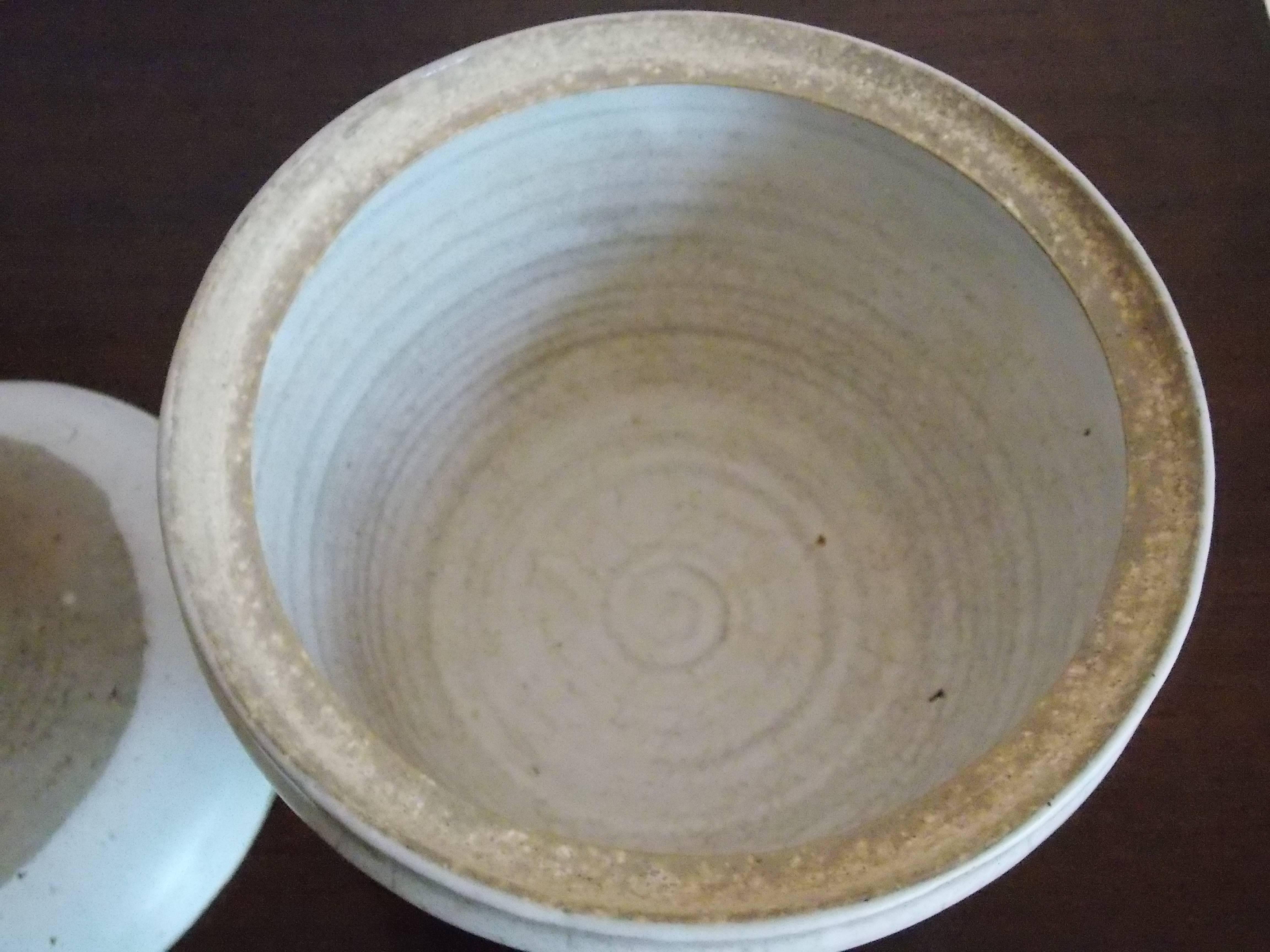 Susan Peterson Studio Pottery Lidded Bowl California Design In Excellent Condition In Los Angeles, CA