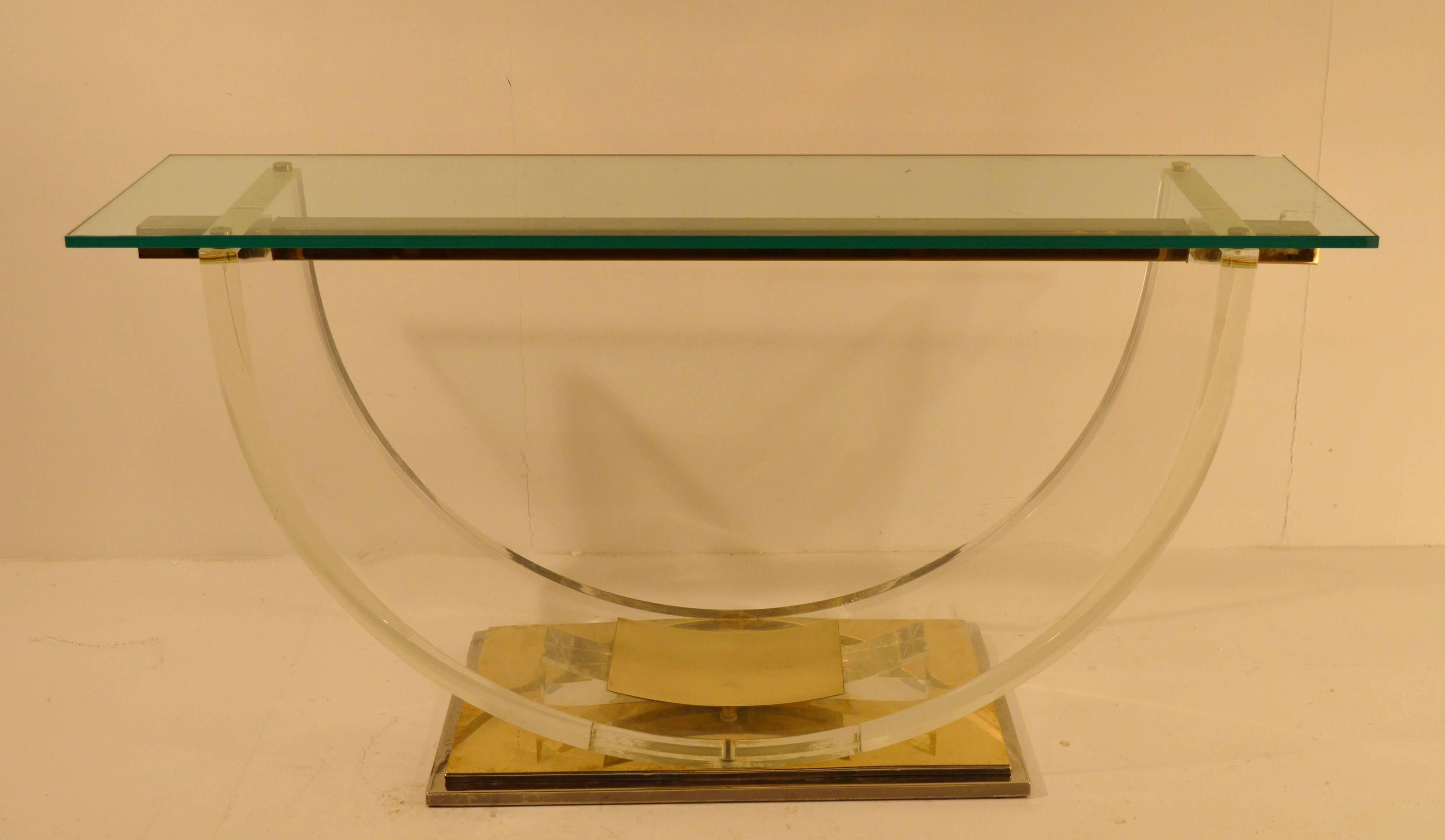Exceptional and high quality console created in the late 1970s.
The base is made of chrome-plated steel in combination with brass elements, while the top is in 15 mm glass.