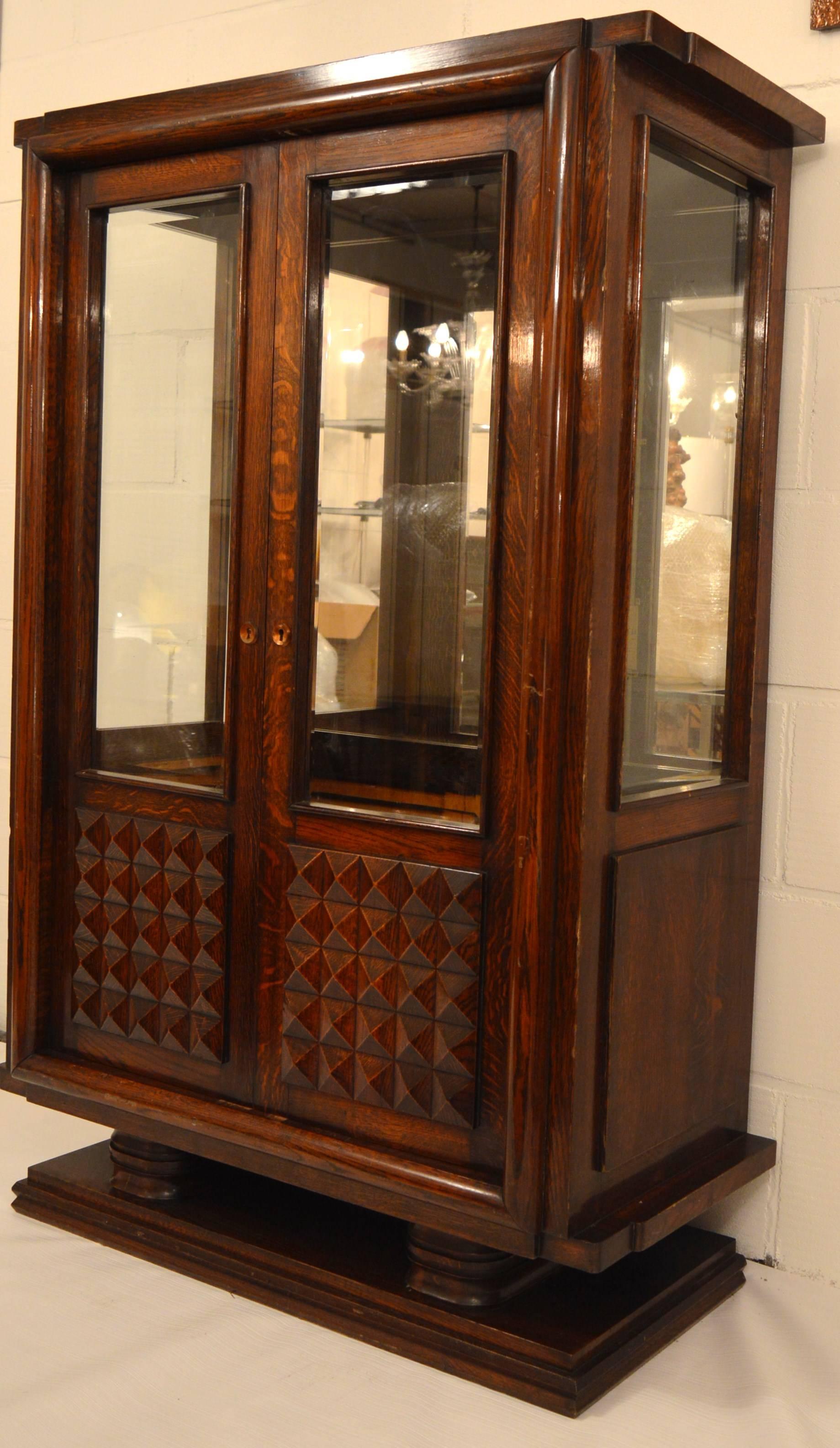 Sympathetic, small vitrine-cabinet in oak, created by Charles Dudouyt in 1940.
The vitrine is good condition and has two glass-shelves in the upper-part.