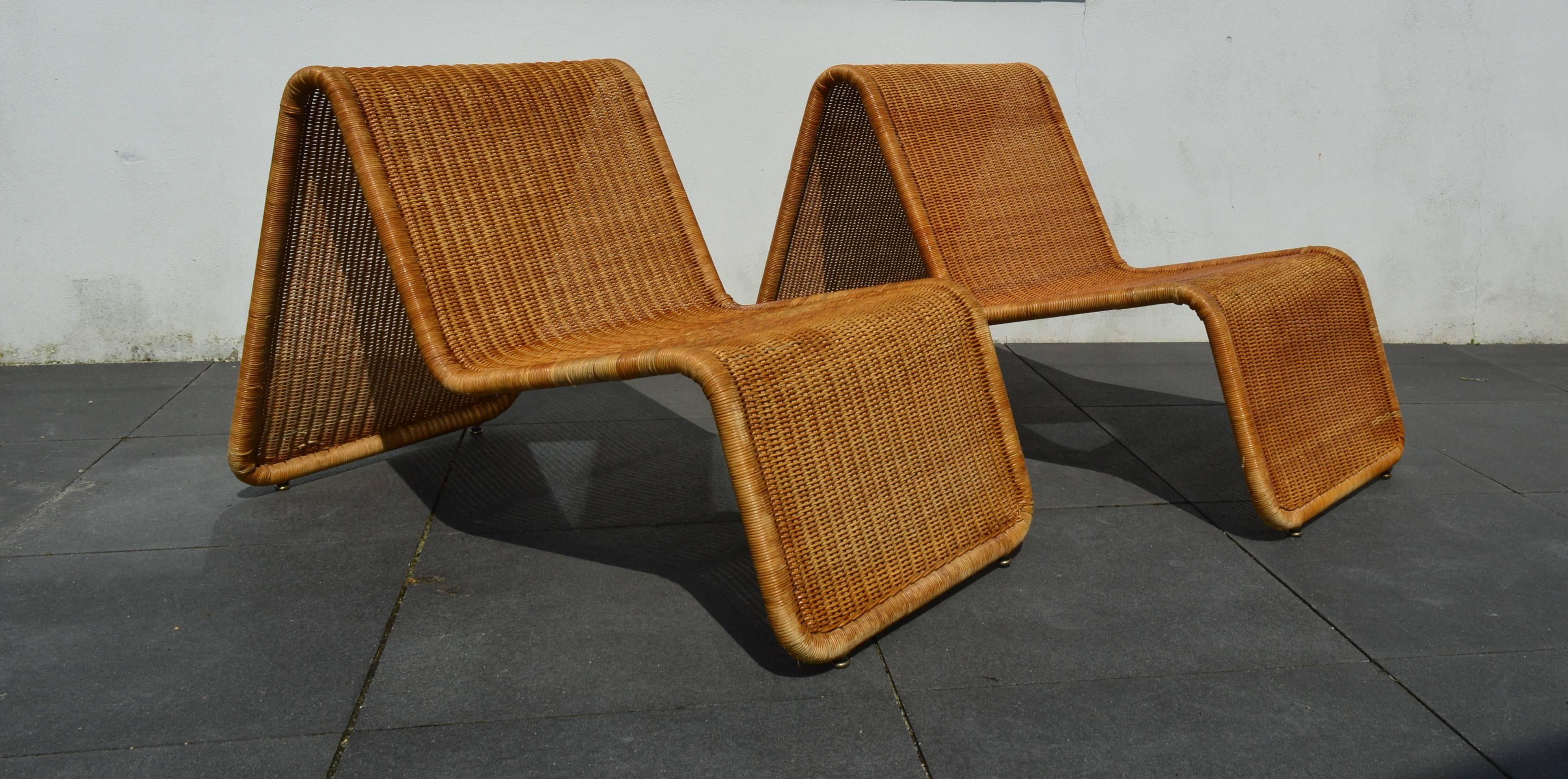 Very elegant pair of sculptural lounge chairs designed by Tito Agnoli for Pierantonio Bonacina. In and outdoor chairs with tubular steel frame and woven wicker in a very good condition. Beautiful patina.  