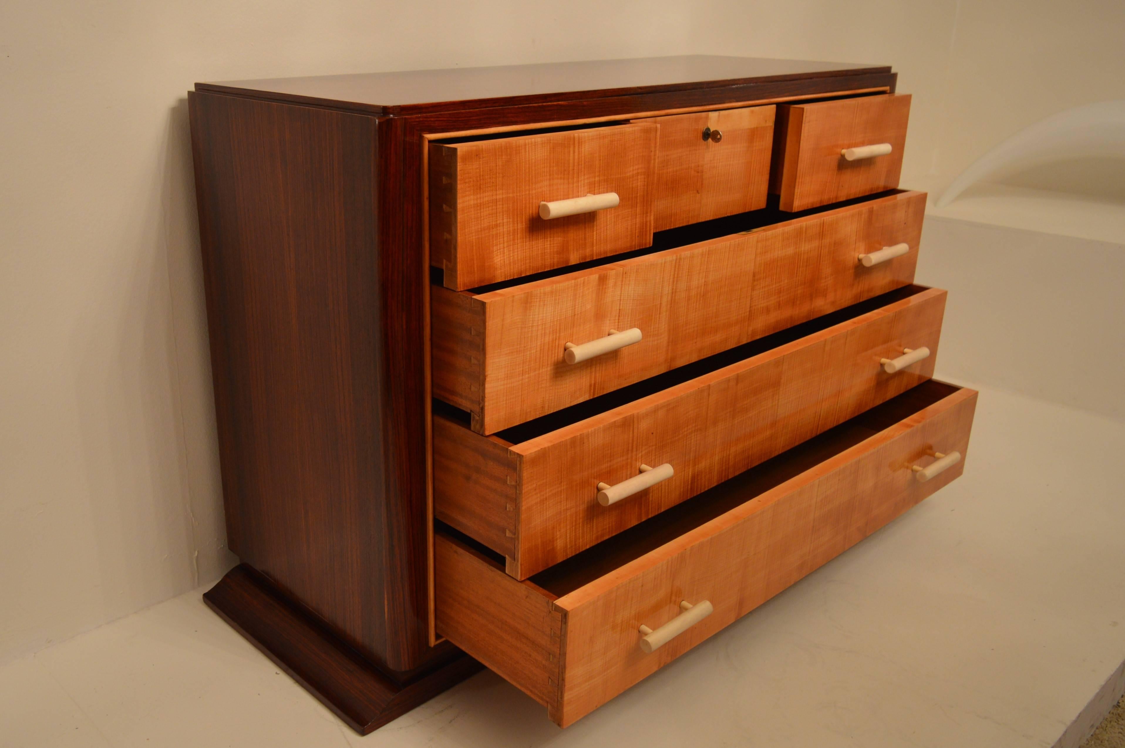 Art Deco Commode in Rosewood and Sycamore Moiree, Attributed to Mercier Freres In Good Condition In Castenray, NL