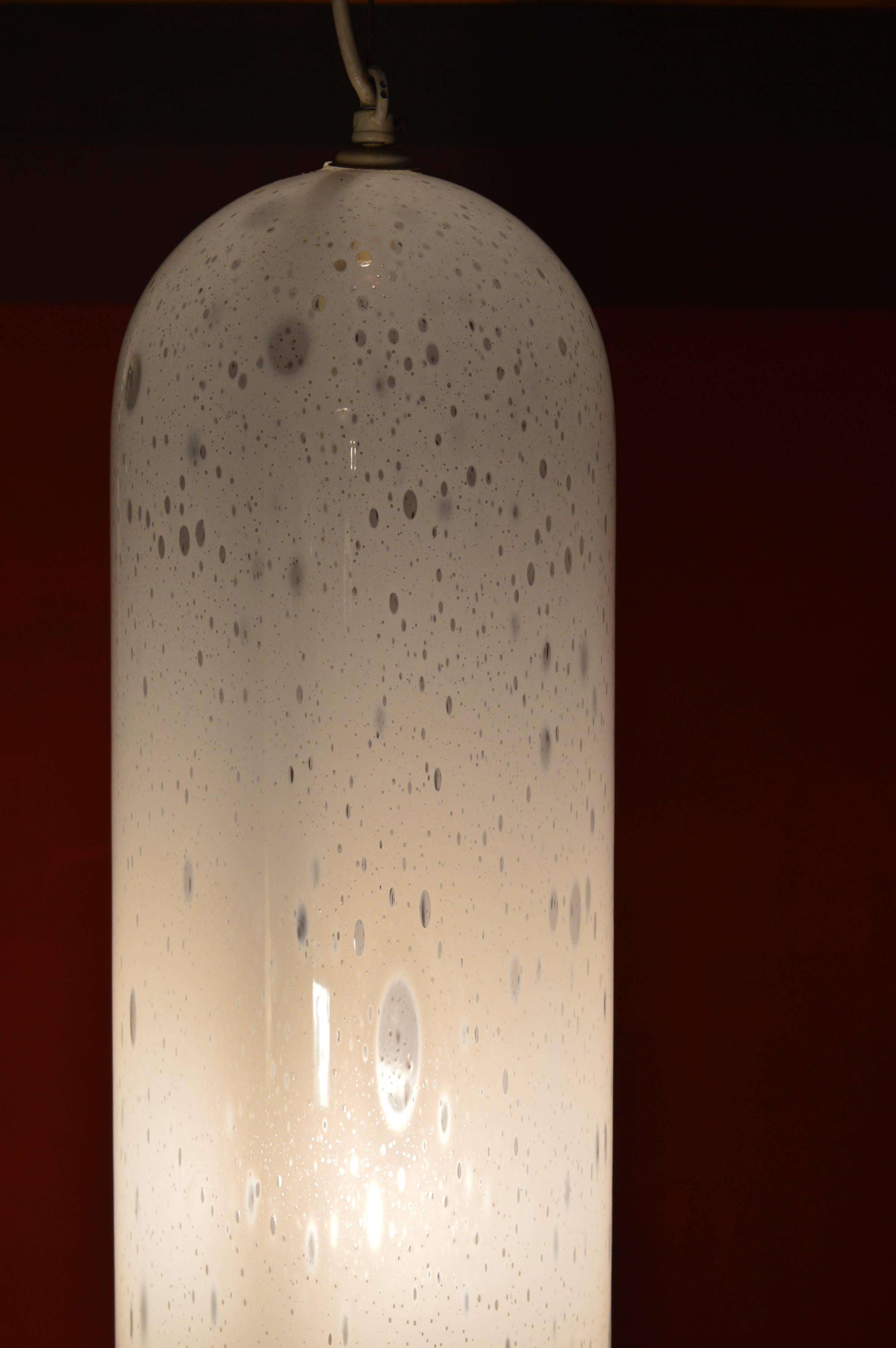 Extremely rare and hard to find ceiling lamp by Alfredo Barbini.
The lamp is 150 cm high ,but can be adjusted to circa 90 cm (the glass part is 68 cm high).